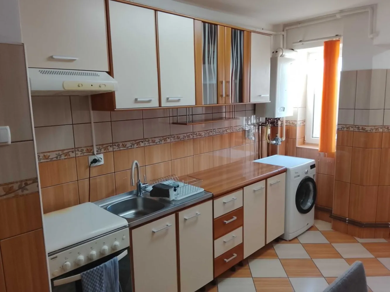 Apartament 3 camere - Se vinde în Micro 16 apartament 3 camere semidecomandat etaj 4/4 cu acoperiș, 3camere,centrala termica,geamuri termopan o baie, bucătărie,balcon, debara și beci suprafața utila 72mp, apartamentul dispune de parcare generoasa atât în fata blocului cât și în spate,in apropiere de școală,magazine ,moll,spital piata
