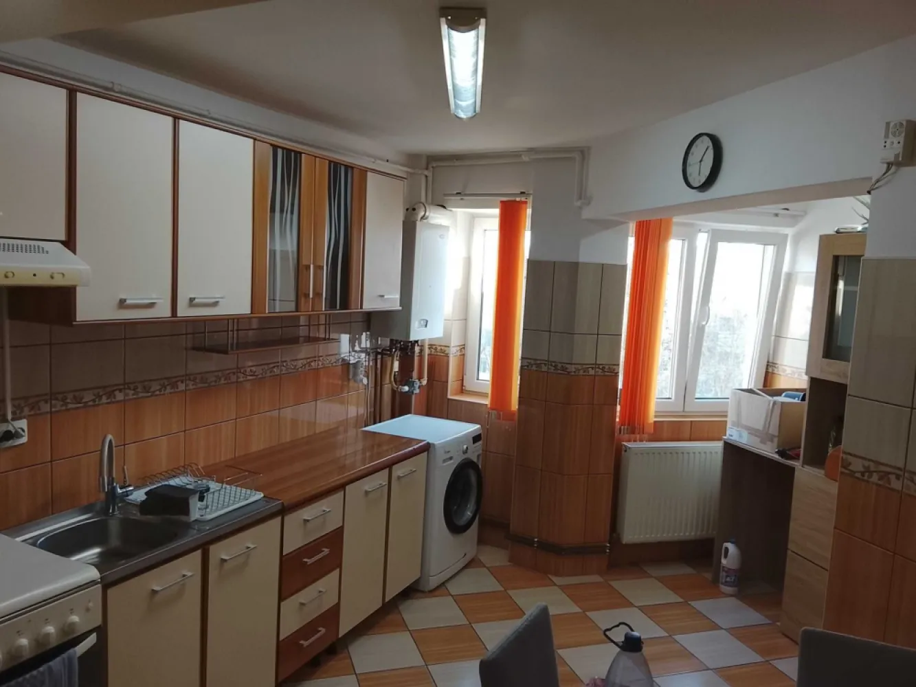 Apartament 3 camere - Se vinde în Micro 16 apartament 3 camere semidecomandat etaj 4/4 cu acoperiș, 3camere,centrala termica,geamuri termopan o baie, bucătărie,balcon, debara și beci suprafața utila 72mp, apartamentul dispune de parcare generoasa atât în fata blocului cât și în spate,in apropiere de școală,magazine ,moll,spital piata