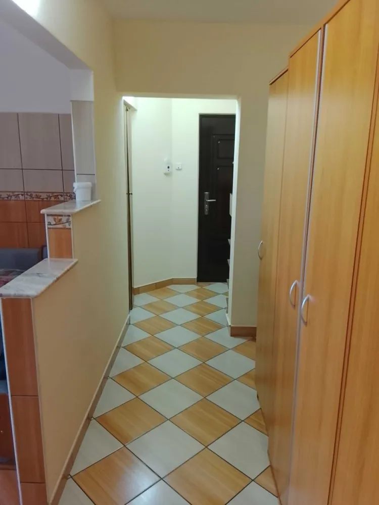 Apartament 3 camere - Se vinde în Micro 16 apartament 3 camere semidecomandat etaj 4/4 cu acoperiș, 3camere,centrala termica,geamuri termopan o baie, bucătărie,balcon, debara și beci suprafața utila 72mp, apartamentul dispune de parcare generoasa atât în fata blocului cât și în spate,in apropiere de școală,magazine ,moll,spital piata