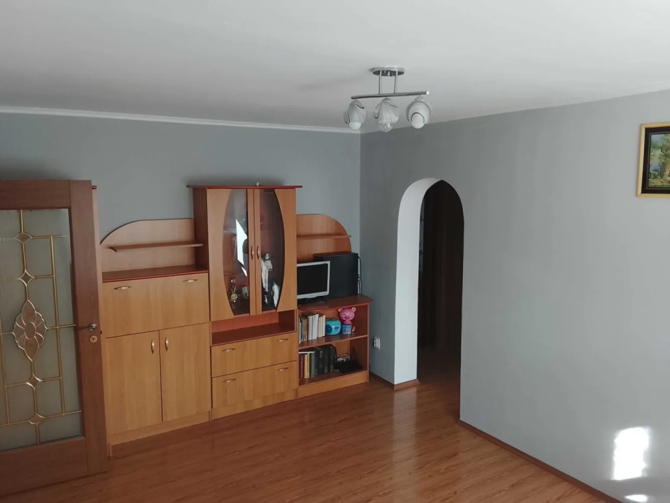 Apartament 3 camere - Se vinde în Micro 16 apartament 3 camere semidecomandat etaj 4/4 cu acoperiș, 3camere,centrala termica,geamuri termopan o baie, bucătărie,balcon, debara și beci suprafața utila 72mp, apartamentul dispune de parcare generoasa atât în fata blocului cât și în spate,in apropiere de școală,magazine ,moll,spital piata
