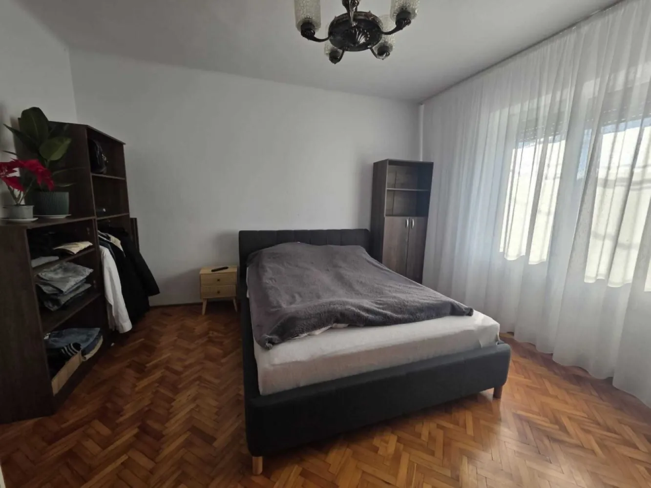 BRASADAS vinde ap 3 cam in zona Piata Mica. - Agentia Imobiliara BRASADAS vinde apartament strada Wolfenbuttel cu 3 camere, garaj și pivniță spațioasă în apropierea Pieței Mici. Imobilul dispune de: 3 camere separate Bucãtãrie Camara Baie Garaj propriu 15mp Pivniță mare 17mp Suprafata totala de vanzare 106 mp Curte comună și acces facil Www.brasadas.com.