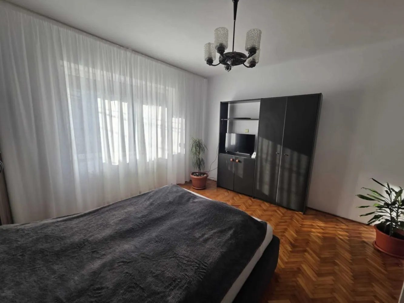 BRASADAS vinde ap 3 cam in zona Piata Mica. - Agentia Imobiliara BRASADAS vinde apartament strada Wolfenbuttel cu 3 camere, garaj și pivniță spațioasă în apropierea Pieței Mici. Imobilul dispune de: 3 camere separate Bucãtãrie Camara Baie Garaj propriu 15mp Pivniță mare 17mp Suprafata totala de vanzare 106 mp Curte comună și acces facil Www.brasadas.com.
