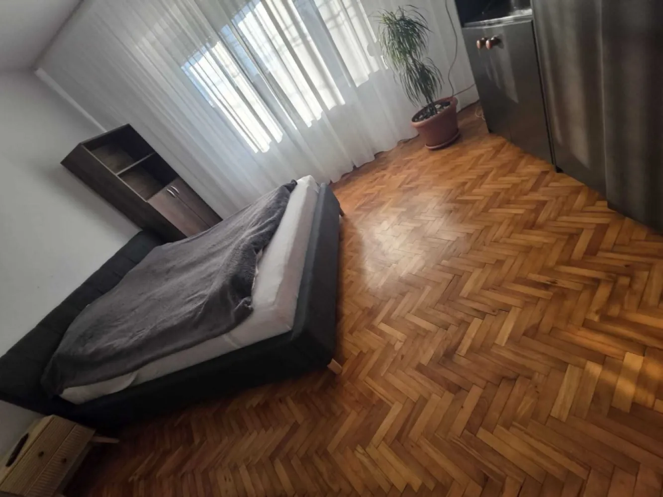 BRASADAS vinde ap 3 cam in zona Piata Mica. - Agentia Imobiliara BRASADAS vinde apartament strada Wolfenbuttel cu 3 camere, garaj și pivniță spațioasă în apropierea Pieței Mici. Imobilul dispune de: 3 camere separate Bucãtãrie Camara Baie Garaj propriu 15mp Pivniță mare 17mp Suprafata totala de vanzare 106 mp Curte comună și acces facil Www.brasadas.com.
