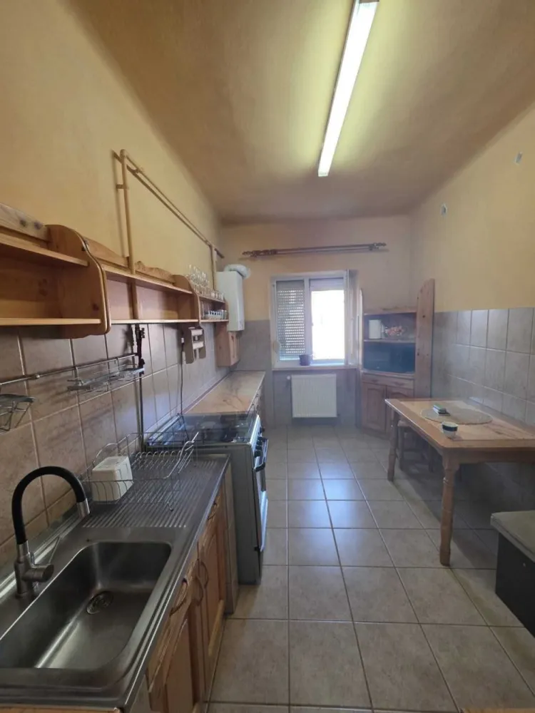 BRASADAS vinde ap 3 cam in zona Piata Mica. - Agentia Imobiliara BRASADAS vinde apartament strada Wolfenbuttel cu 3 camere, garaj și pivniță spațioasă în apropierea Pieței Mici. Imobilul dispune de: 3 camere separate Bucãtãrie Camara Baie Garaj propriu 15mp Pivniță mare 17mp Suprafata totala de vanzare 106 mp Curte comună și acces facil Www.brasadas.com.