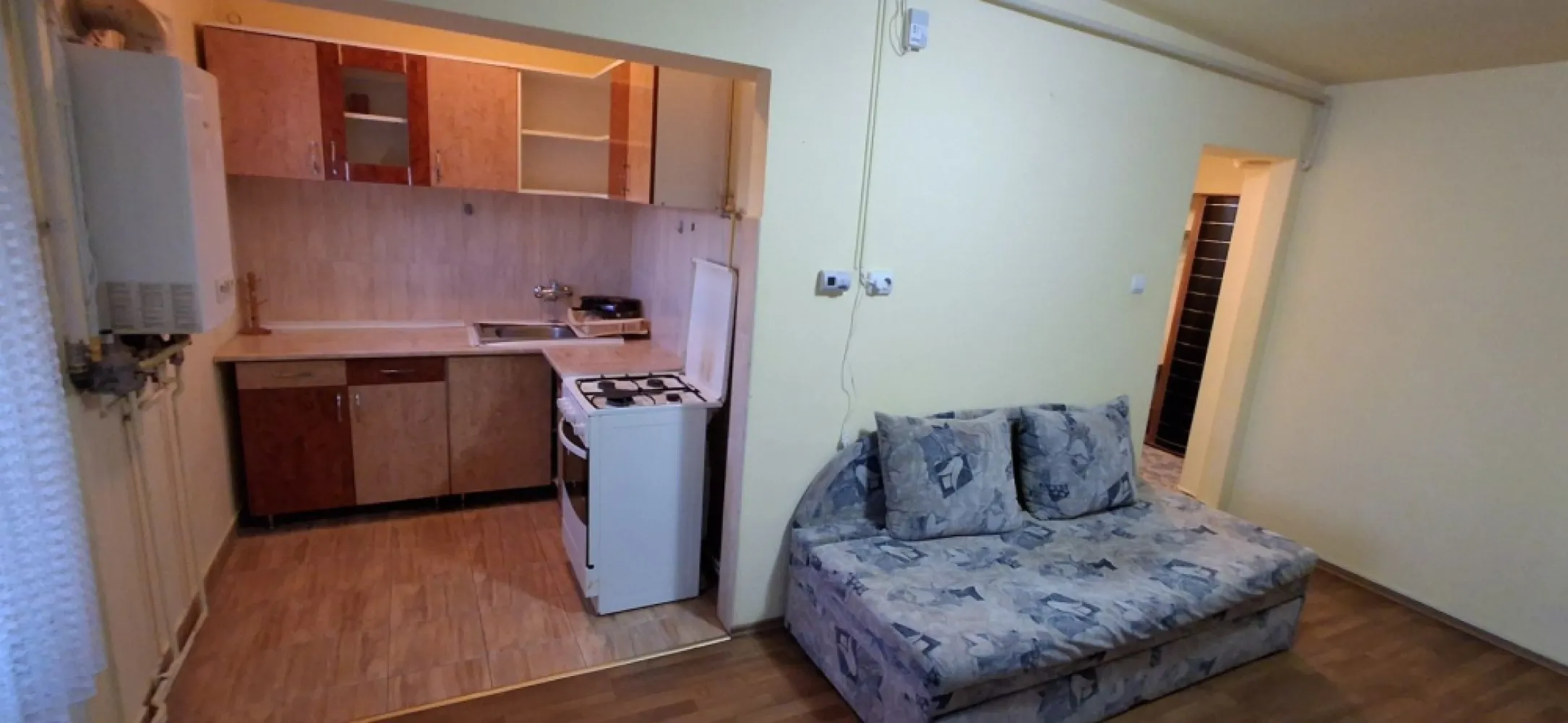 BRASADAS vinde ap 3 cam in Micro 14 etaj 4/4 mobilat utilat. - Agentia Imobiliara BRASADAS vinde apartament cu 3 camere, bloc BCA si cărămidă, etaj 4/4 cu balcon in Micro 14, Aleea Mureșului. Izolat interior exterior, acoperiș nou anvelopat, centrala pe gaz, instalație pe cupru, aer conditionat, parchet laminat, termopane, gresie faianță. Mobilat partial si utilat. Aragaz, mașina de spalat, scară curată si liniștită, acces cu interfon, ușă acces termopan. Locuri de parcare la discreție in jurul blocului. Www.brasadas.com.