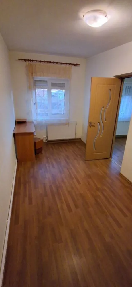 BRASADAS vinde ap 3 cam in Micro 14 etaj 4/4 mobilat utilat. - Agentia Imobiliara BRASADAS vinde apartament cu 3 camere, bloc BCA si cărămidă, etaj 4/4 cu balcon in Micro 14, Aleea Mureșului. Izolat interior exterior, acoperiș nou anvelopat, centrala pe gaz, instalație pe cupru, aer conditionat, parchet laminat, termopane, gresie faianță. Mobilat partial si utilat. Aragaz, mașina de spalat, scară curată si liniștită, acces cu interfon, ușă acces termopan. Locuri de parcare la discreție in jurul blocului. Www.brasadas.com.