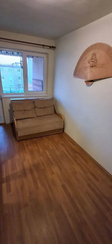 BRASADAS vinde ap 3 cam in Micro 14 etaj 4/4 mobilat utilat. - Agentia Imobiliara BRASADAS vinde apartament cu 3 camere, bloc BCA si cărămidă, etaj 4/4 cu balcon in Micro 14, Aleea Mureșului. Izolat interior exterior, acoperiș nou anvelopat, centrala pe gaz, instalație pe cupru, aer conditionat, parchet laminat, termopane, gresie faianță. Mobilat partial si utilat. Aragaz, mașina de spalat, scară curată si liniștită, acces cu interfon, ușă acces termopan. Locuri de parcare la discreție in jurul blocului. Www.brasadas.com.