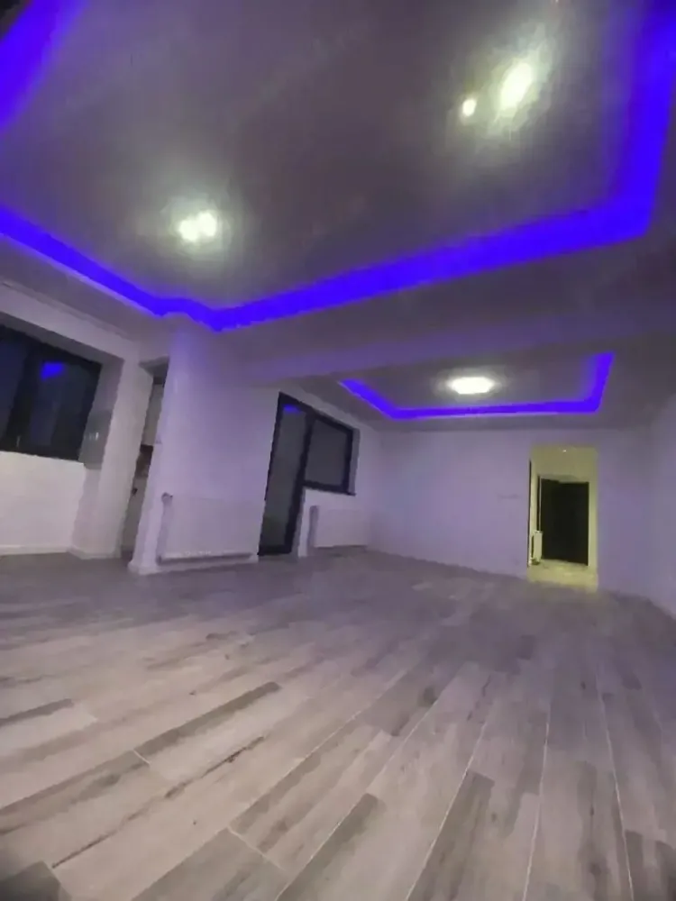 BRASADAS vinde ap cam in Centru Nou. - Agentia Imobiliara BRASADAS vinde apartament situat la etajul 3 din 4 in Centru Nou al orasului Satu Mare str Piata 25 Octombrie compus din living cu bucatarie open space si camara alimente, 2 dormitoare generoase , 2 bai , balcon , suprafata 70 mp. Apartamentul este recent renovat in totalitate instalatia electrica ,instalatia sanitara (centrala termica) ,geamuri Salamander cu profil de 92 mm cu 3 sticle ,culoare gri antracit ,usi noi , totul nou. ( toate materialele folosite pentru renovarea acestui apartament au fost de calitate) Www.brasadas.com.