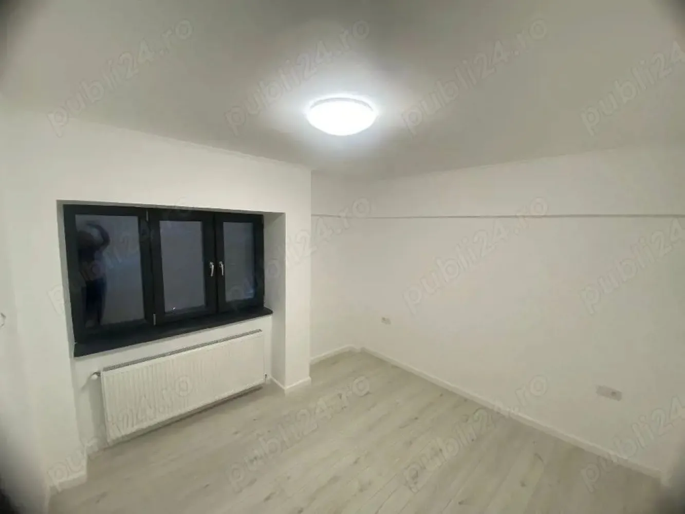 BRASADAS vinde ap cam in Centru Nou. - Agentia Imobiliara BRASADAS vinde apartament situat la etajul 3 din 4 in Centru Nou al orasului Satu Mare str Piata 25 Octombrie compus din living cu bucatarie open space si camara alimente, 2 dormitoare generoase , 2 bai , balcon , suprafata 70 mp. Apartamentul este recent renovat in totalitate instalatia electrica ,instalatia sanitara (centrala termica) ,geamuri Salamander cu profil de 92 mm cu 3 sticle ,culoare gri antracit ,usi noi , totul nou. ( toate materialele folosite pentru renovarea acestui apartament au fost de calitate) Www.brasadas.com.