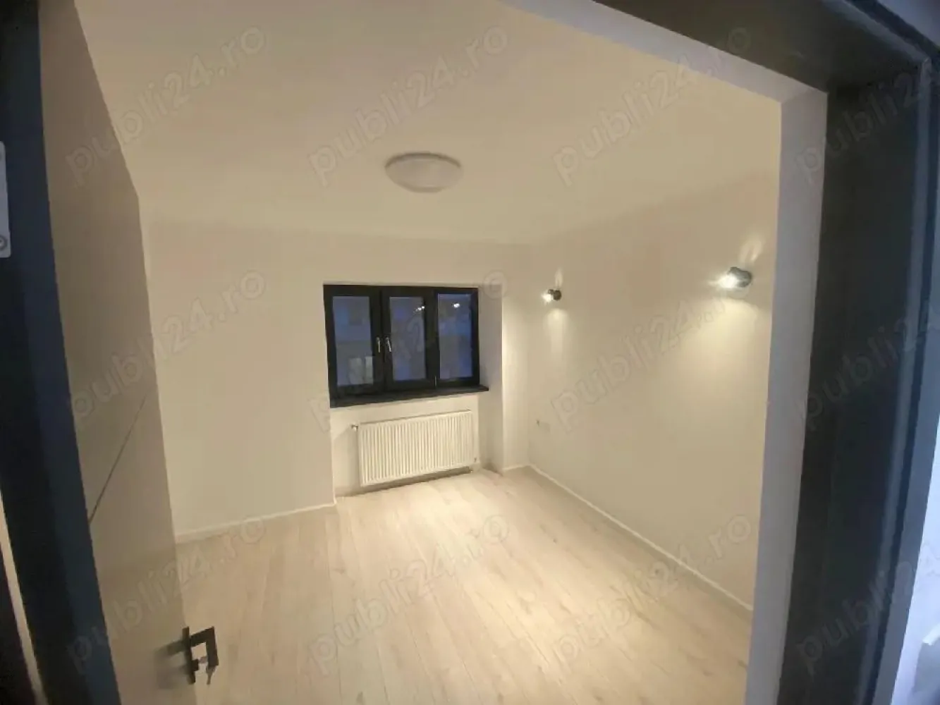 BRASADAS vinde ap cam in Centru Nou. - Agentia Imobiliara BRASADAS vinde apartament situat la etajul 3 din 4 in Centru Nou al orasului Satu Mare str Piata 25 Octombrie compus din living cu bucatarie open space si camara alimente, 2 dormitoare generoase , 2 bai , balcon , suprafata 70 mp. Apartamentul este recent renovat in totalitate instalatia electrica ,instalatia sanitara (centrala termica) ,geamuri Salamander cu profil de 92 mm cu 3 sticle ,culoare gri antracit ,usi noi , totul nou. ( toate materialele folosite pentru renovarea acestui apartament au fost de calitate) Www.brasadas.com.