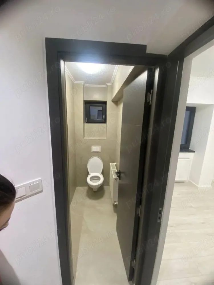 BRASADAS vinde ap cam in Centru Nou. - Agentia Imobiliara BRASADAS vinde apartament situat la etajul 3 din 4 in Centru Nou al orasului Satu Mare str Piata 25 Octombrie compus din living cu bucatarie open space si camara alimente, 2 dormitoare generoase , 2 bai , balcon , suprafata 70 mp. Apartamentul este recent renovat in totalitate instalatia electrica ,instalatia sanitara (centrala termica) ,geamuri Salamander cu profil de 92 mm cu 3 sticle ,culoare gri antracit ,usi noi , totul nou. ( toate materialele folosite pentru renovarea acestui apartament au fost de calitate) Www.brasadas.com.