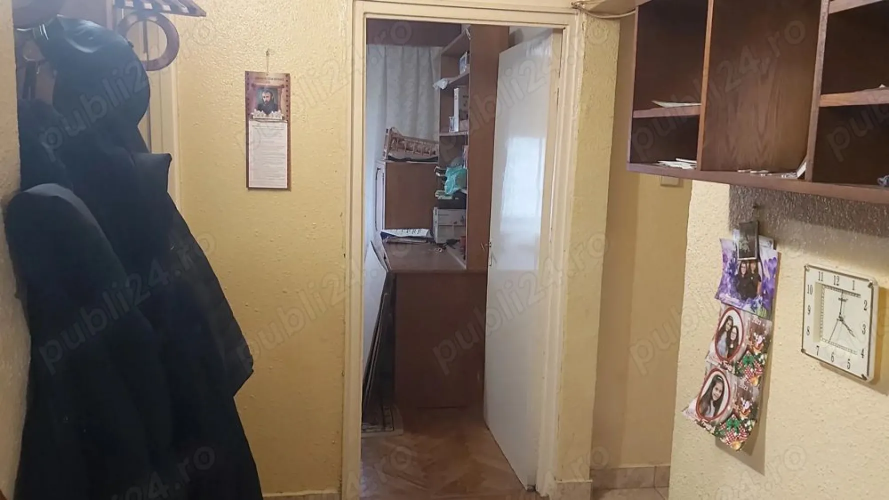 BRASADAS vinde ap 3 cam etaj 1/4 in Micro 16. - Agentia Imobiliara BRASADAS vinde apartament cu 3 camere, decomandat, 2 băi, 1 balcon închis, 1 balcon deschis, etaj 1, în M 16, str. Rozmarin, Nr 2, Satu Mare, zonă foarte bună și liniștită, în apropiere exista stație de autobuz, mai multe parcuri, magazine, școală și grădiniță, loc de parcare pentru reședință, scara de bloc este îngrijită, nu sunt probleme cu vecinii. Www.brasadas.com.