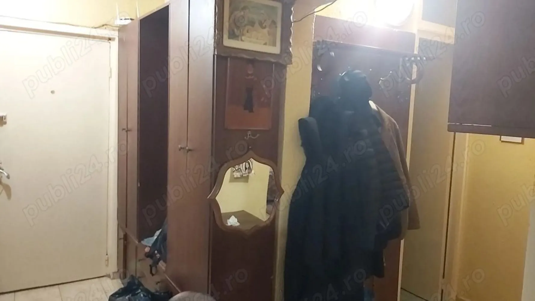 BRASADAS vinde ap 3 cam etaj 1/4 in Micro 16. - Agentia Imobiliara BRASADAS vinde apartament cu 3 camere, decomandat, 2 băi, 1 balcon închis, 1 balcon deschis, etaj 1, în M 16, str. Rozmarin, Nr 2, Satu Mare, zonă foarte bună și liniștită, în apropiere exista stație de autobuz, mai multe parcuri, magazine, școală și grădiniță, loc de parcare pentru reședință, scara de bloc este îngrijită, nu sunt probleme cu vecinii. Www.brasadas.com.