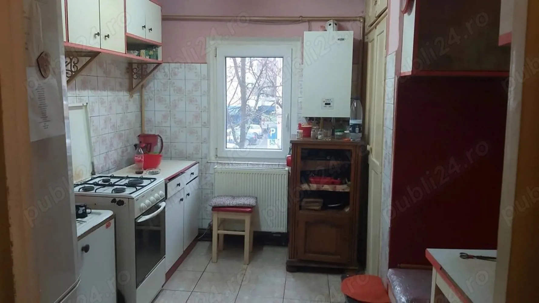 BRASADAS vinde ap 3 cam etaj 1/4 in Micro 16. - Agentia Imobiliara BRASADAS vinde apartament cu 3 camere, decomandat, 2 băi, 1 balcon închis, 1 balcon deschis, etaj 1, în M 16, str. Rozmarin, Nr 2, Satu Mare, zonă foarte bună și liniștită, în apropiere exista stație de autobuz, mai multe parcuri, magazine, școală și grădiniță, loc de parcare pentru reședință, scara de bloc este îngrijită, nu sunt probleme cu vecinii. Www.brasadas.com.