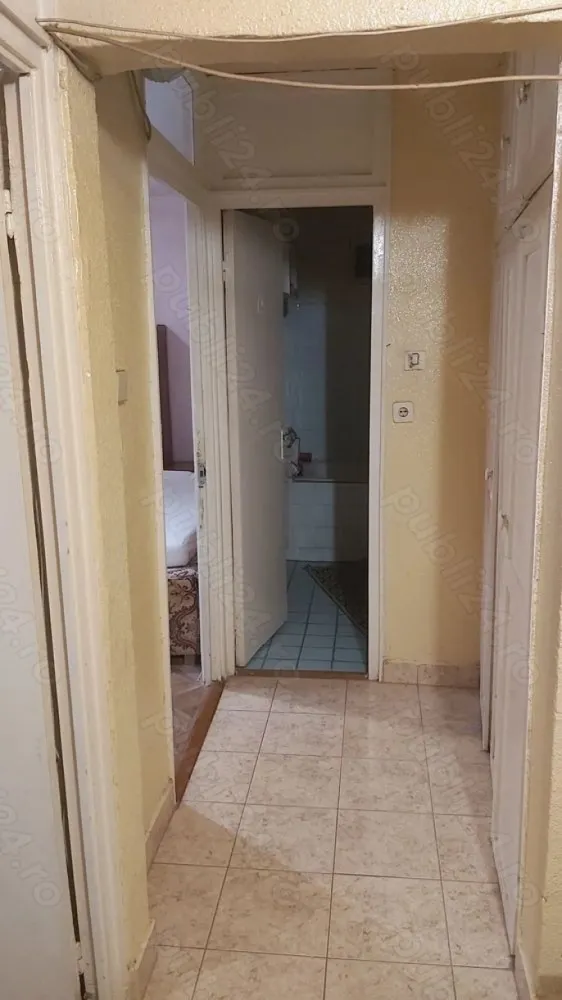 BRASADAS vinde ap 3 cam etaj 1/4 in Micro 16. - Agentia Imobiliara BRASADAS vinde apartament cu 3 camere, decomandat, 2 băi, 1 balcon închis, 1 balcon deschis, etaj 1, în M 16, str. Rozmarin, Nr 2, Satu Mare, zonă foarte bună și liniștită, în apropiere exista stație de autobuz, mai multe parcuri, magazine, școală și grădiniță, loc de parcare pentru reședință, scara de bloc este îngrijită, nu sunt probleme cu vecinii. Www.brasadas.com.