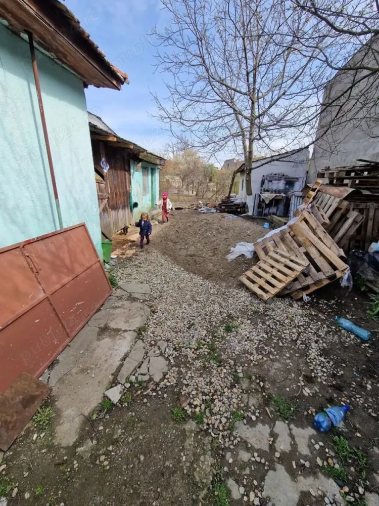Casa de vanzare zona Titulescu SM - Casa batraneasca constructie 100mp pe un teren de 3.4 ari Str.Liviu Rebreanu , cartier Titulescu, aproape de centru orasului. Casa este ideala pentru relaxare, gradinarit, are si pomi fructiferi visin, nuc, peri, mar, prun, zmeura, mure, vita de vie 3-4 soiuri de masa, are utilitatile curent, apa, canal, gazul inca nu l-am racordat. Se poate folosi si pentru sediu firma (dupa renovare, este in zona linistita ferit de aglomeratia din oras, usor accesibil pe varianta ocolitoare sau direct din centru orasului). Cristian