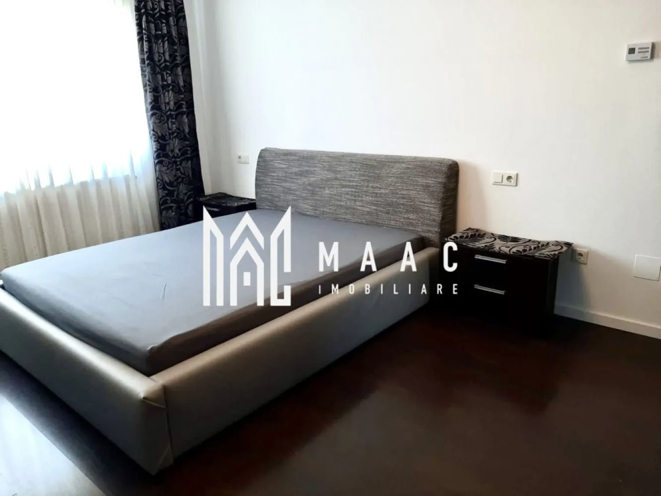 Apartament 2 camere | Balcon | Etaj intermediar | Vasile Aaron - Maac Imobiliare prezintă spre vânzare un apartament cu 2 camere decomandat, situat în cartierul Vasile Aaron, într-un imobil din structură de beton, termoizolat la exterior cu polistiren de 12 cm. Locuința are o suprafață utilă de 50 mp, la care se adaugă balconul închis, și este compartimentată astfel: • 2 camere luminoase și spațioase, • bucătărie separată, • baie modernizată cu cabină de duș, • hol generos cu spațiu de depozitare, • debara practică. Apartamentul se vinde complet mobilat și utilat, fiind gata de mutare imediată. Dotările includ: • centrală termică proprie pe gaz, • parchet laminat, gresie și faianță, • ușă metalică la intrare, • tâmplărie PVC cu geam termopan. Zona Vasile Aaron este una dintre cele mai căutate din Sibiu, oferind acces facil la minimarketuri, școli, grădinițe, farmacii, bănci și mijloace de transport în comun. Parcarea este disponibilă oricând lângă bloc. Pentru mai multe informatii specificati ca ati vazut anuntul cu ID: CP2732904 }}