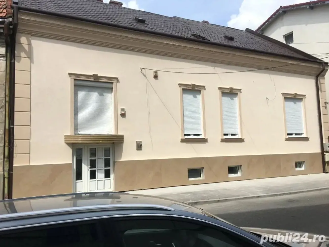 Dau in chirie spatiu diferite activitati - casa poziționată central cu șase camere două bucătari trei băi curte cu parcate