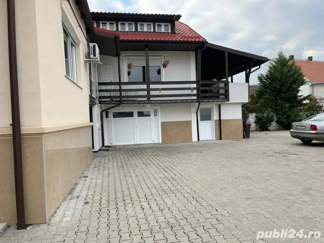 Dau in chirie spatiu diferite activitati - casa poziționată central cu șase camere două bucătari trei băi curte cu parcate