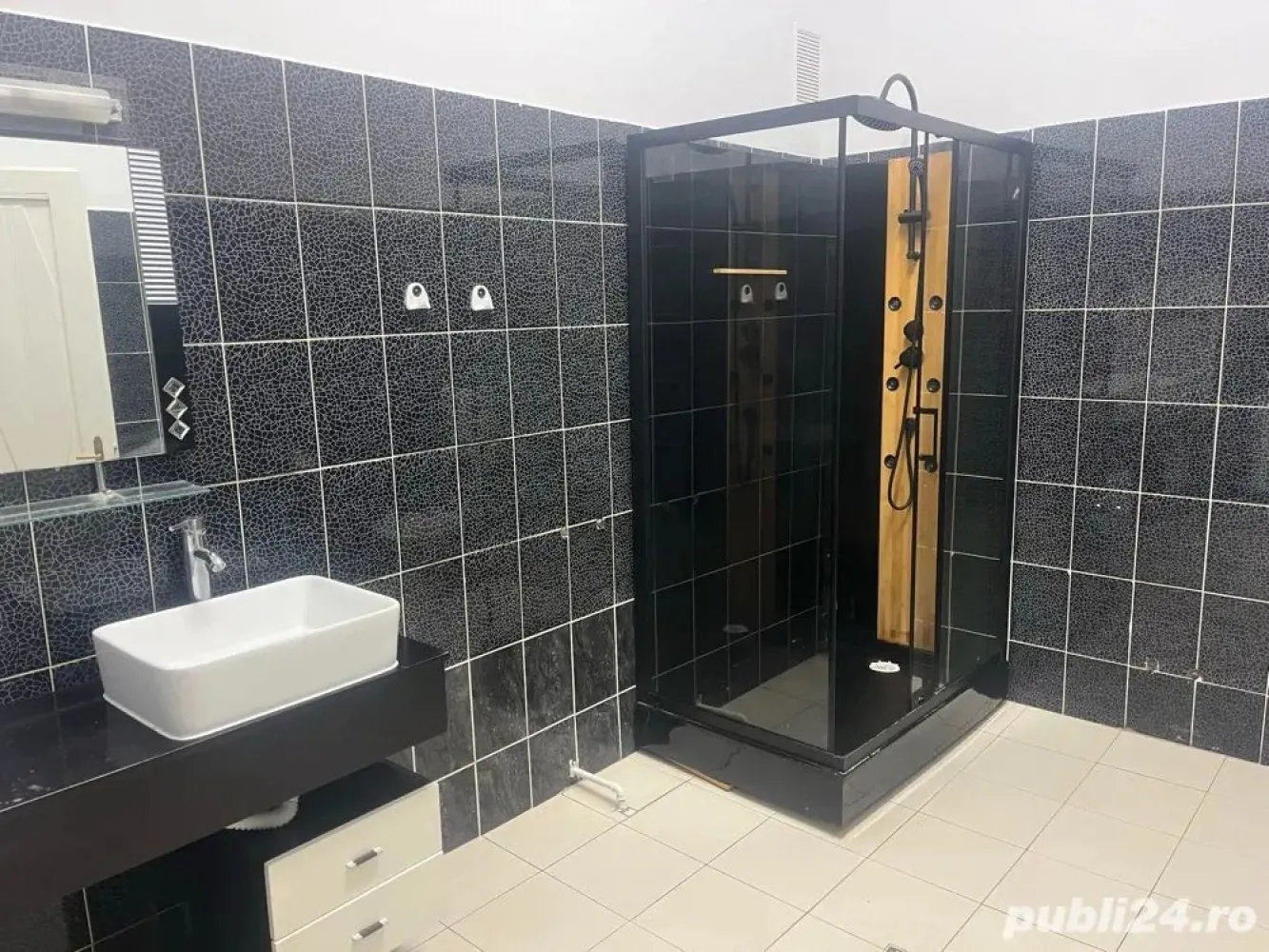 Dau in chirie spatiu diferite activitati - casa poziționată central cu șase camere două bucătari trei băi curte cu parcate