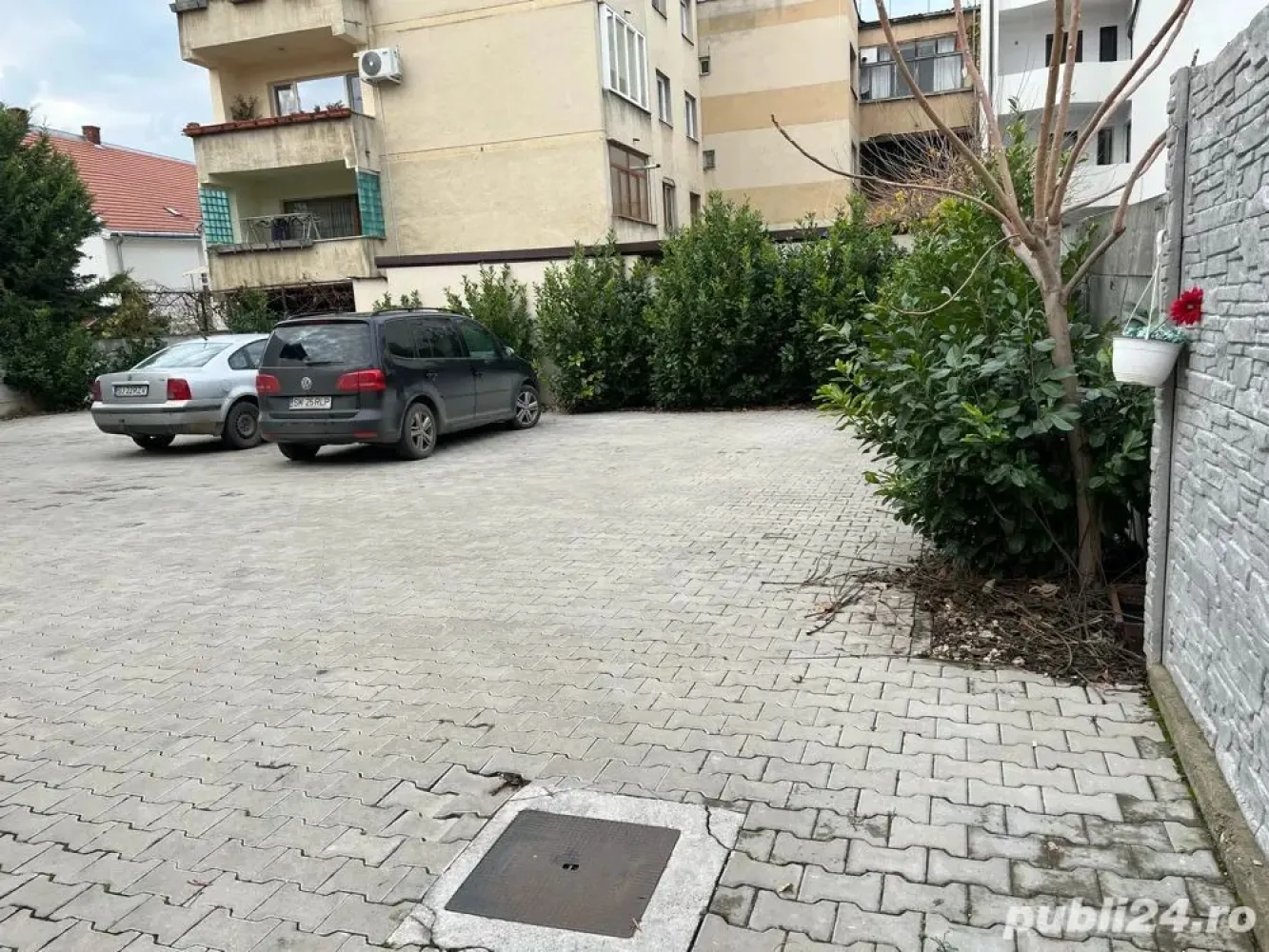 Dau in chirie spatiu diferite activitati - casa poziționată central cu șase camere două bucătari trei băi curte cu parcate