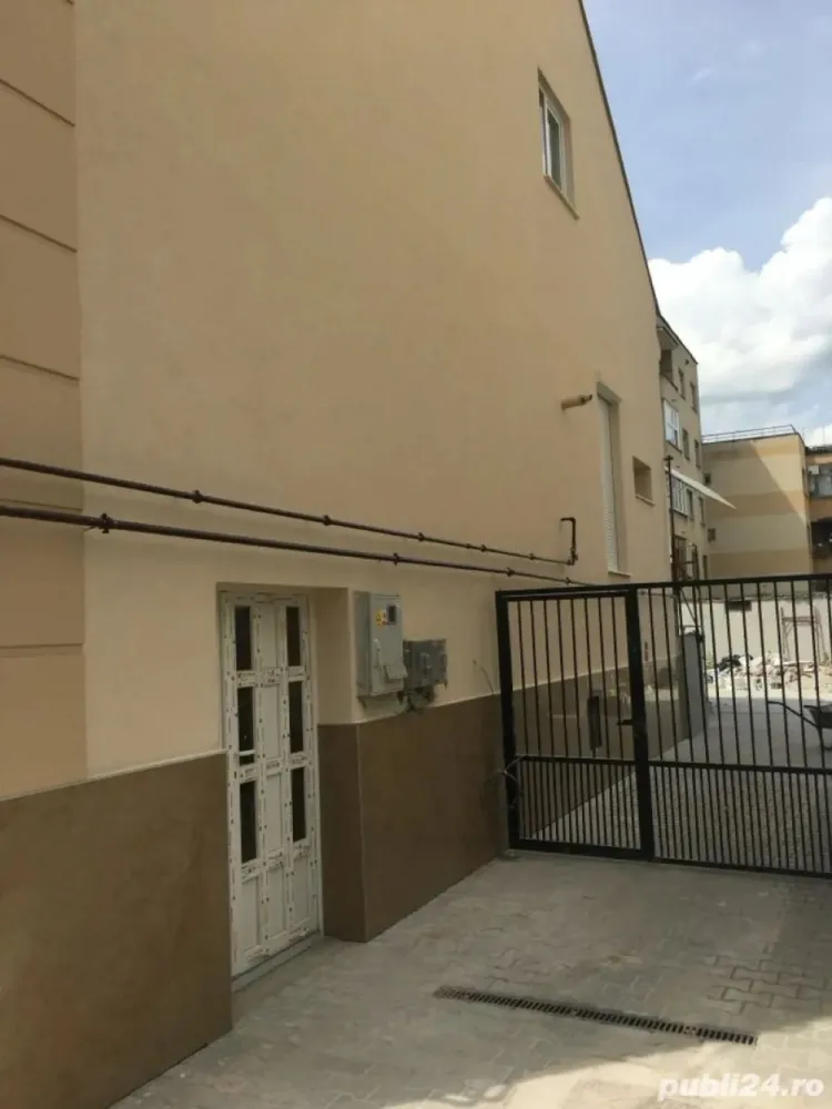 Dau in chirie spatiu diferite activitati - casa poziționată central cu șase camere două bucătari trei băi curte cu parcate