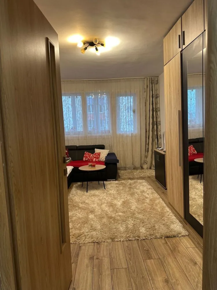 Apartament 2 camere Grigorescu Donath etaj 5/10 - Persoană fizică vând apartament cu două camere decomandate, balcon închis cu termopan. Strada Donath, la doi pași de malul Someșului. Școli, grădinițe, Profi non-stop, stație bus, foarte aproape. Instalație electrică schimbată. Sanitare schimbate. Centrala termică proprie. Se vinde mobilat și utilat (TV, mașină de spălat vase, mașină de spălat, frigider). Agentiile pot prelua anuntul dar nu ofer comision.