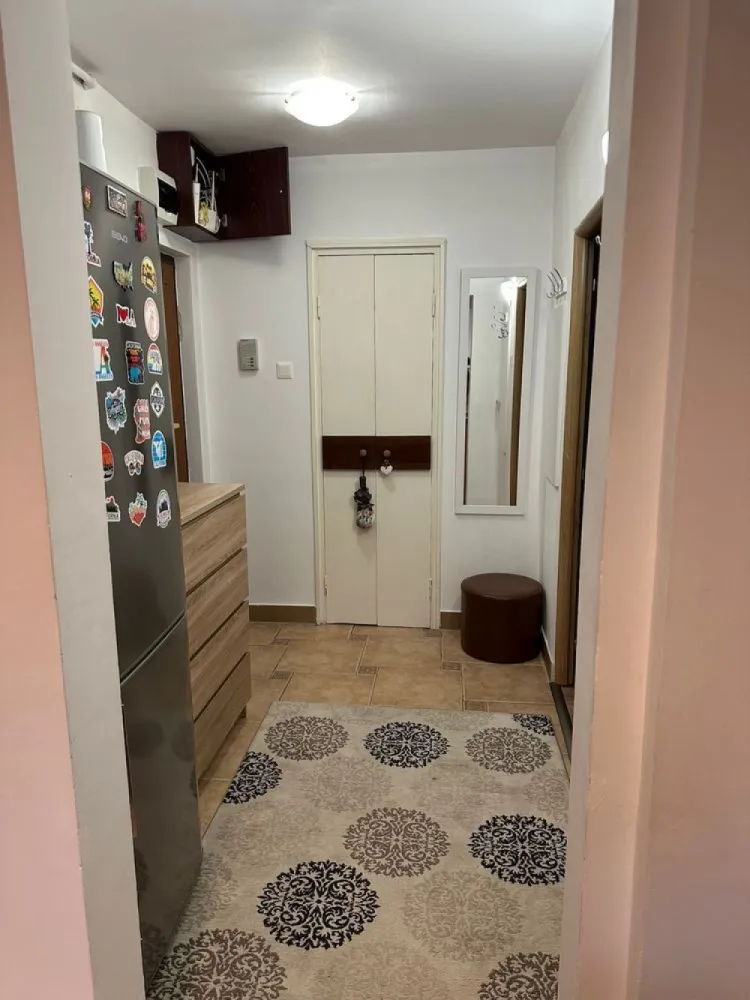 Apartament 2 camere Grigorescu Donath etaj 5/10 - Persoană fizică vând apartament cu două camere decomandate, balcon închis cu termopan. Strada Donath, la doi pași de malul Someșului. Școli, grădinițe, Profi non-stop, stație bus, foarte aproape. Instalație electrică schimbată. Sanitare schimbate. Centrala termică proprie. Se vinde mobilat și utilat (TV, mașină de spălat vase, mașină de spălat, frigider). Agentiile pot prelua anuntul dar nu ofer comision.