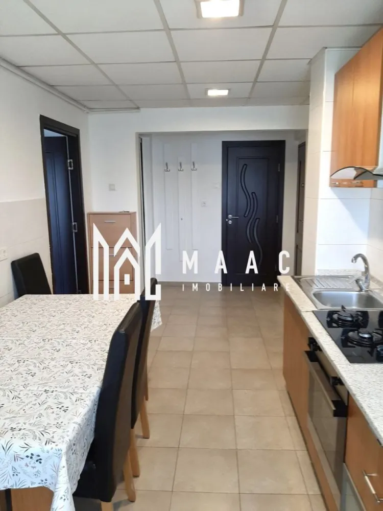 Apartament 2 camere | Balcon | Etaj intermediar | Vasile Aaron - Maac Imobiliare prezintă spre vânzare un apartament cu 2 camere decomandat, situat în cartierul Vasile Aaron, într-un imobil din structură de beton, termoizolat la exterior cu polistiren de 12 cm. Locuința are o suprafață utilă de 50 mp, la care se adaugă balconul închis, și este compartimentată astfel: • 2 camere luminoase și spațioase, • bucătărie separată, • baie modernizată cu cabină de duș, • hol generos cu spațiu de depozitare, • debara practică. Apartamentul se vinde complet mobilat și utilat, fiind gata de mutare imediată. Dotările includ: • centrală termică proprie pe gaz, • parchet laminat, gresie și faianță, • ușă metalică la intrare, • tâmplărie PVC cu geam termopan. Zona Vasile Aaron este una dintre cele mai căutate din Sibiu, oferind acces facil la minimarketuri, școli, grădinițe, farmacii, bănci și mijloace de transport în comun. Parcarea este disponibilă oricând lângă bloc. Pentru mai multe informatii specificati ca ati vazut anuntul cu ID: CP2732904 }}