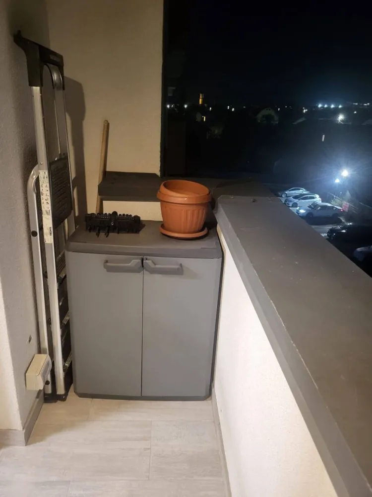 BRASADAS vinde ap 2 cam modern în Florești bloc nou 2025 - Agenția imobiliara BRASADAS vinde apartament modern în Florești bloc nou, CF 2025 | Etaj 3 | 41 m + balcon 3,5 m | Parcare inclusă | Teren privat cu poartă de acces Te așteaptă un apartament cochet, luminos și foarte bine compartimentat, situat la etajul 3 al unui bloc nou, dotat cu lift și cu un vibe extrem de plăcut. Totul este pregătit pentru noii proprietari acte la zi, CF emis în 2025. Locație: Florești În zonă regăsești diverse puncte de interes, inclusiv Muzeul Apei, care completează farmecul localității. Detalii utile: Suprafață utilă: 41 m Balcon generos: 3,5 m perfect pentru momente de relaxare Loc de parcare inclus în preț, cu CF separat Acces pe teren privat, cu poartă automată pentru siguranță și confort suplimentar Preț: 99.500 (negociabil) O alegere excelentă pentru cei care caută confort, liniște și o investiție sigură. Locuința este ideală atât pentru locuit, cât și pentru investiție ușor de mobilat, ușor de iubit, ușor de închiriat. Dacă îți dorești un apartament gata de mutat , într-un ansamblu armonios și bine organizat, acesta poate fi locul perfect. Www.brasadas.com.