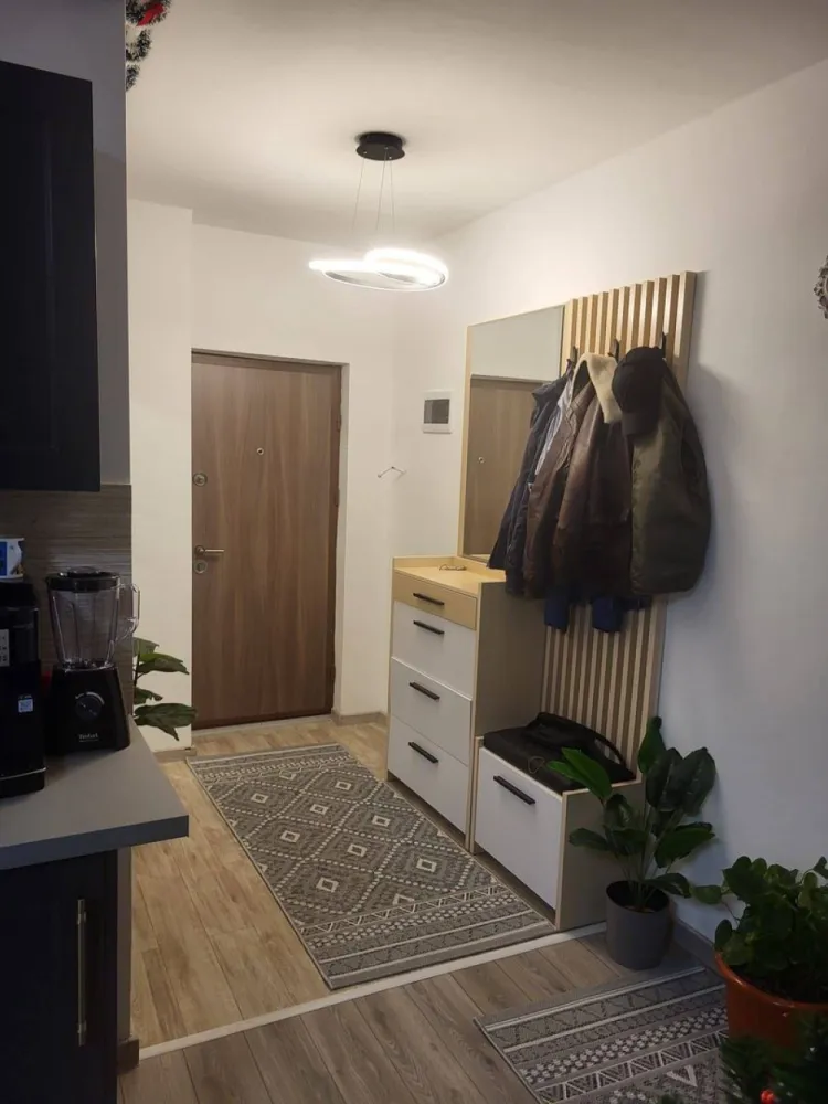 BRASADAS vinde ap 2 cam modern în Florești bloc nou 2025 - Agenția imobiliara BRASADAS vinde apartament modern în Florești bloc nou, CF 2025 | Etaj 3 | 41 m + balcon 3,5 m | Parcare inclusă | Teren privat cu poartă de acces Te așteaptă un apartament cochet, luminos și foarte bine compartimentat, situat la etajul 3 al unui bloc nou, dotat cu lift și cu un vibe extrem de plăcut. Totul este pregătit pentru noii proprietari acte la zi, CF emis în 2025. Locație: Florești În zonă regăsești diverse puncte de interes, inclusiv Muzeul Apei, care completează farmecul localității. Detalii utile: Suprafață utilă: 41 m Balcon generos: 3,5 m perfect pentru momente de relaxare Loc de parcare inclus în preț, cu CF separat Acces pe teren privat, cu poartă automată pentru siguranță și confort suplimentar Preț: 99.500 (negociabil) O alegere excelentă pentru cei care caută confort, liniște și o investiție sigură. Locuința este ideală atât pentru locuit, cât și pentru investiție ușor de mobilat, ușor de iubit, ușor de închiriat. Dacă îți dorești un apartament gata de mutat , într-un ansamblu armonios și bine organizat, acesta poate fi locul perfect. Www.brasadas.com.