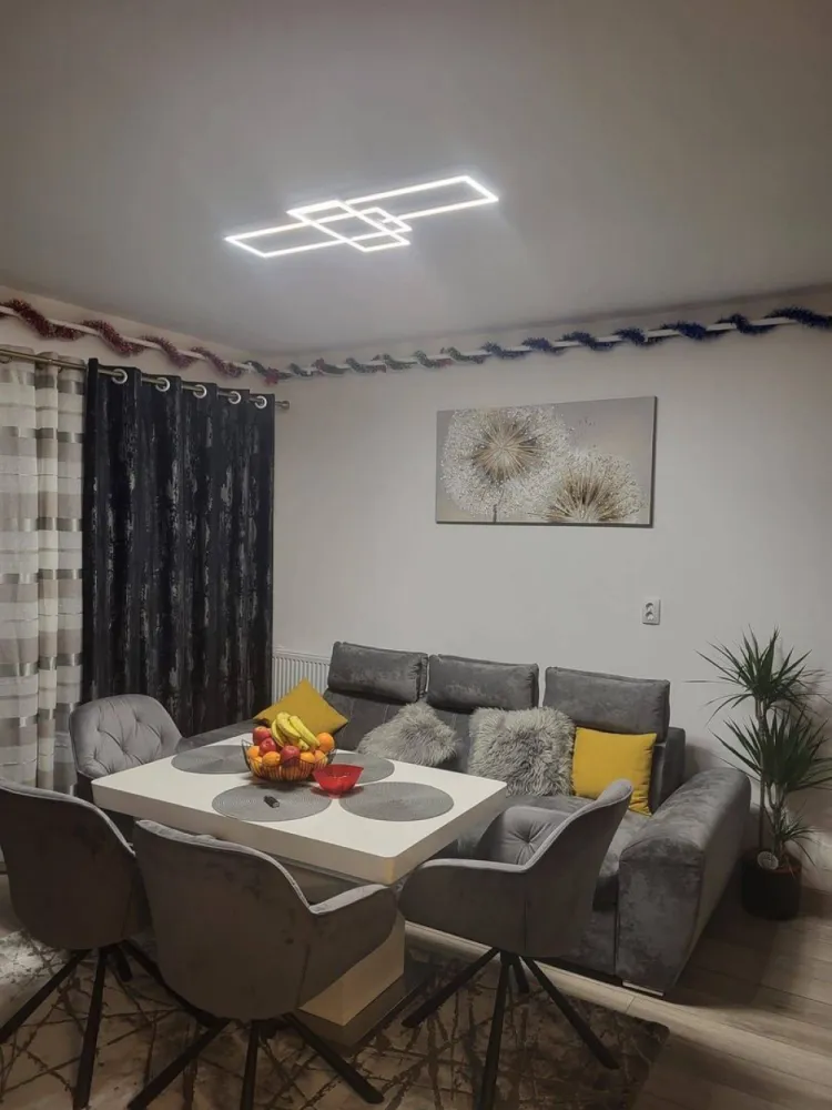 BRASADAS vinde ap 2 cam modern în Florești bloc nou 2025 - Agenția imobiliara BRASADAS vinde apartament modern în Florești bloc nou, CF 2025 | Etaj 3 | 41 m + balcon 3,5 m | Parcare inclusă | Teren privat cu poartă de acces Te așteaptă un apartament cochet, luminos și foarte bine compartimentat, situat la etajul 3 al unui bloc nou, dotat cu lift și cu un vibe extrem de plăcut. Totul este pregătit pentru noii proprietari acte la zi, CF emis în 2025. Locație: Florești În zonă regăsești diverse puncte de interes, inclusiv Muzeul Apei, care completează farmecul localității. Detalii utile: Suprafață utilă: 41 m Balcon generos: 3,5 m perfect pentru momente de relaxare Loc de parcare inclus în preț, cu CF separat Acces pe teren privat, cu poartă automată pentru siguranță și confort suplimentar Preț: 99.500 (negociabil) O alegere excelentă pentru cei care caută confort, liniște și o investiție sigură. Locuința este ideală atât pentru locuit, cât și pentru investiție ușor de mobilat, ușor de iubit, ușor de închiriat. Dacă îți dorești un apartament gata de mutat , într-un ansamblu armonios și bine organizat, acesta poate fi locul perfect. Www.brasadas.com.