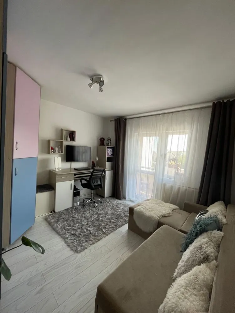 Apartament 2 camere de vanzare in Marasti - Vând apartament cu 2 camere, aflat la etajul 4, cu o suprafață de 52 mp. Este finisat și se vinde complet mobilat și utilat, exact cum se vede. Camerele sunt luminoase și au o atmosferă plăcută, iar bucătăria este dotată cu electrocasnice moderne și are un design actual. Apartamentul este situat într-o zonă foarte bună, aproape de magazine, restaurante, cafenele și mijloace de transport în comun. În apropiere sunt și parcuri, ideale pentru relaxare. Dacă ești interesat și vrei să îl vezi, mă poți contacta pentru detalii sau pentru a stabili o vizionare.