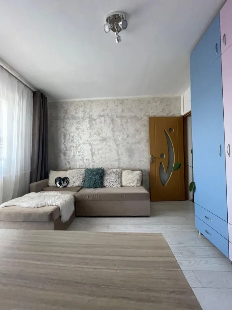 Apartament 2 camere de vanzare in Marasti - Vând apartament cu 2 camere, aflat la etajul 4, cu o suprafață de 52 mp. Este finisat și se vinde complet mobilat și utilat, exact cum se vede. Camerele sunt luminoase și au o atmosferă plăcută, iar bucătăria este dotată cu electrocasnice moderne și are un design actual. Apartamentul este situat într-o zonă foarte bună, aproape de magazine, restaurante, cafenele și mijloace de transport în comun. În apropiere sunt și parcuri, ideale pentru relaxare. Dacă ești interesat și vrei să îl vezi, mă poți contacta pentru detalii sau pentru a stabili o vizionare.