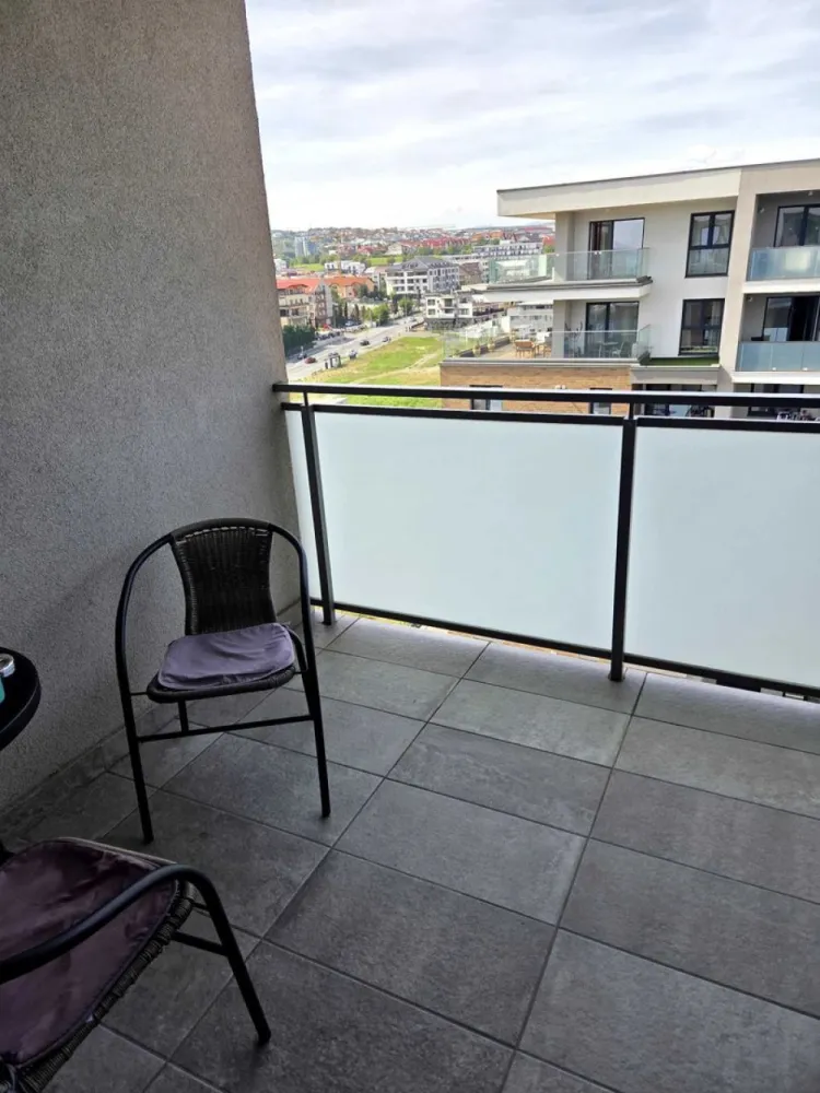 Apartament 2 camere Grand Hill Residence – Bună Ziua Parcare subterana - Se vinde un apartament cu doua camere semidecomandat, situat la etajul 10 al unui imobil cu 10 niveluri din cartierul Buna Ziua, zona Grand Hotel Italia. Locuinta are o suprafata utila de 57 mp si se compune dintr-un living cu bucatarie open-space, o baie, un hol la care se adauga un balcon. Finisajele sunt moderne incalzirea se face prin centrala termica proprie ferestrele sunt de tip termopan cu profil PVC iar peretii sunt zugraviti in lavabil. Zona este linistita cu multe spatii verzi fiind si foarte aproape de mijloacele de transport in comun magazine farmacie unitati de invatamant parc si cu acces facil spre Centrul orasului. Apartamentul se preda complet mobilat si utilat si este potrivit ca locuinta pentru o familie sau un cuplu tanar dar si ca investitie fiind excelent pentru inchiriere datorita pozitionarii. (Nord-est) Disponibil imediat. Acte in regula Pentru detalii scrieti pe WhatsApp, Apartamentul dispune si de parcare subteranana (inclusa in pretul apartamentului)