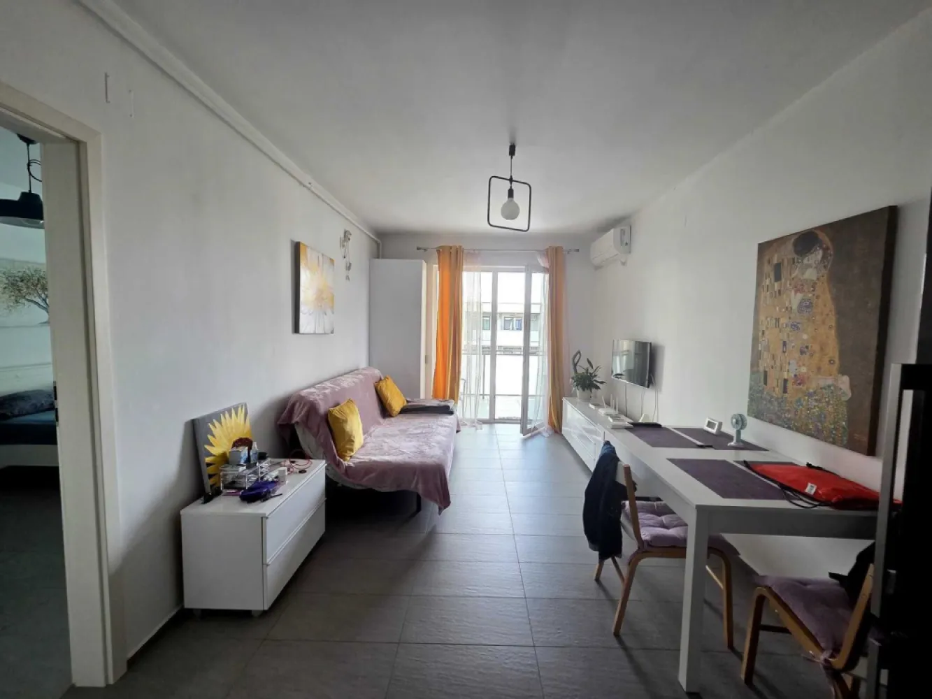 Apartament 2 camere Grand Hill Residence – Bună Ziua Parcare subterana - Se vinde un apartament cu doua camere semidecomandat, situat la etajul 10 al unui imobil cu 10 niveluri din cartierul Buna Ziua, zona Grand Hotel Italia. Locuinta are o suprafata utila de 57 mp si se compune dintr-un living cu bucatarie open-space, o baie, un hol la care se adauga un balcon. Finisajele sunt moderne incalzirea se face prin centrala termica proprie ferestrele sunt de tip termopan cu profil PVC iar peretii sunt zugraviti in lavabil. Zona este linistita cu multe spatii verzi fiind si foarte aproape de mijloacele de transport in comun magazine farmacie unitati de invatamant parc si cu acces facil spre Centrul orasului. Apartamentul se preda complet mobilat si utilat si este potrivit ca locuinta pentru o familie sau un cuplu tanar dar si ca investitie fiind excelent pentru inchiriere datorita pozitionarii. (Nord-est) Disponibil imediat. Acte in regula Pentru detalii scrieti pe WhatsApp, Apartamentul dispune si de parcare subteranana (inclusa in pretul apartamentului)