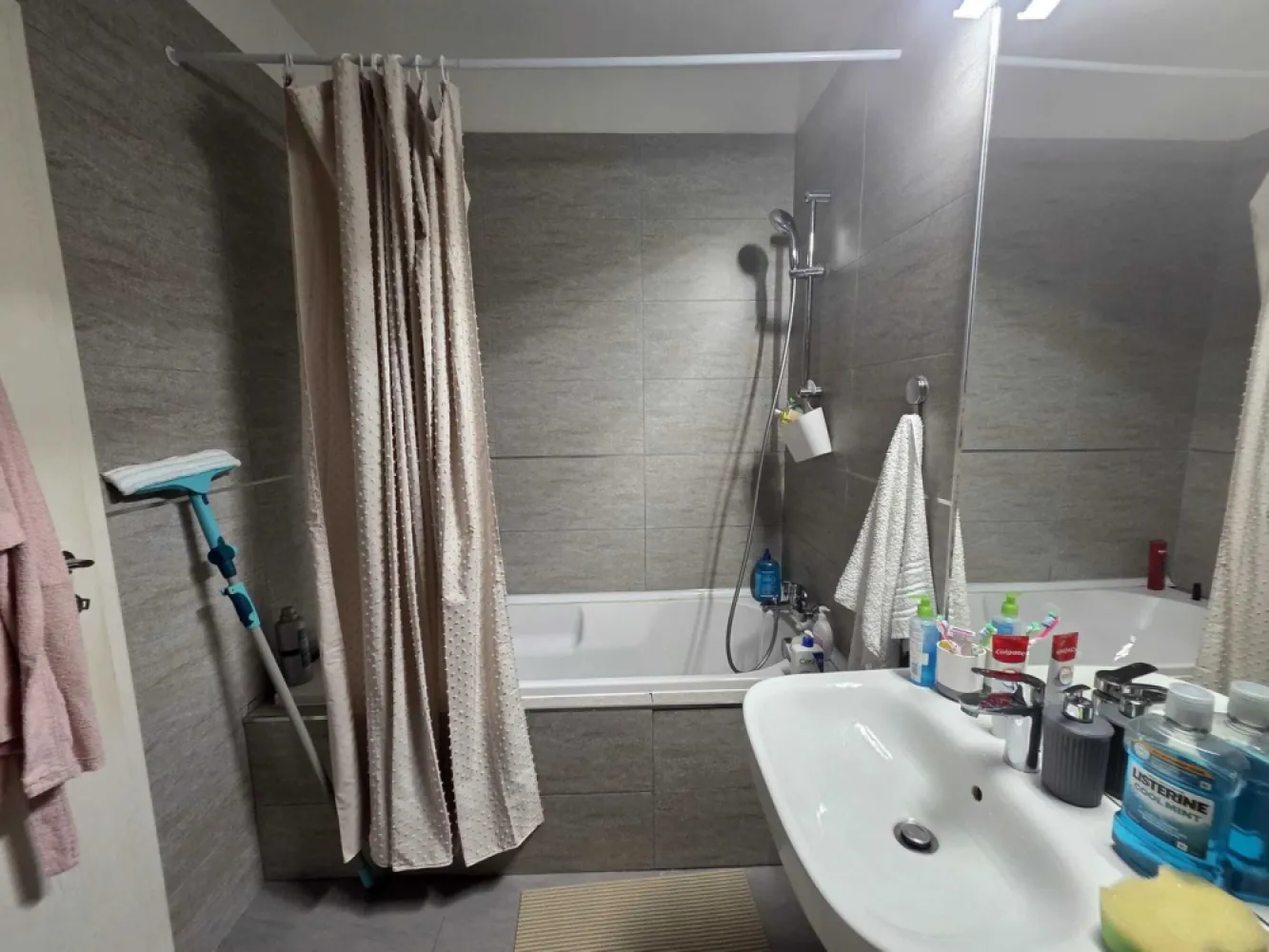 Apartament 2 camere Grand Hill Residence – Bună Ziua Parcare subterana - Se vinde un apartament cu doua camere semidecomandat, situat la etajul 10 al unui imobil cu 10 niveluri din cartierul Buna Ziua, zona Grand Hotel Italia. Locuinta are o suprafata utila de 57 mp si se compune dintr-un living cu bucatarie open-space, o baie, un hol la care se adauga un balcon. Finisajele sunt moderne incalzirea se face prin centrala termica proprie ferestrele sunt de tip termopan cu profil PVC iar peretii sunt zugraviti in lavabil. Zona este linistita cu multe spatii verzi fiind si foarte aproape de mijloacele de transport in comun magazine farmacie unitati de invatamant parc si cu acces facil spre Centrul orasului. Apartamentul se preda complet mobilat si utilat si este potrivit ca locuinta pentru o familie sau un cuplu tanar dar si ca investitie fiind excelent pentru inchiriere datorita pozitionarii. (Nord-est) Disponibil imediat. Acte in regula Pentru detalii scrieti pe WhatsApp, Apartamentul dispune si de parcare subteranana (inclusa in pretul apartamentului)