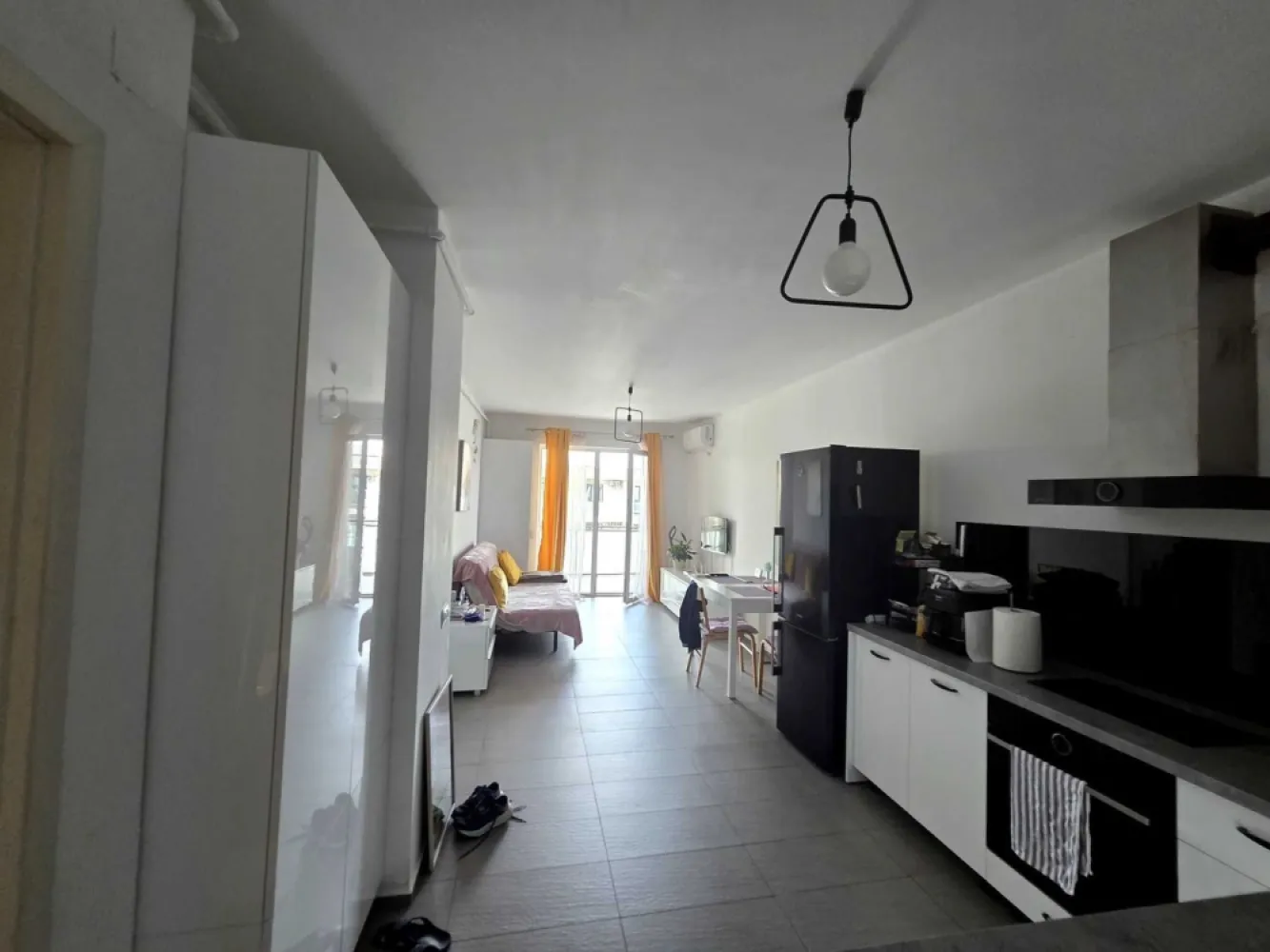 Apartament 2 camere Grand Hill Residence – Bună Ziua Parcare subterana - Se vinde un apartament cu doua camere semidecomandat, situat la etajul 10 al unui imobil cu 10 niveluri din cartierul Buna Ziua, zona Grand Hotel Italia. Locuinta are o suprafata utila de 57 mp si se compune dintr-un living cu bucatarie open-space, o baie, un hol la care se adauga un balcon. Finisajele sunt moderne incalzirea se face prin centrala termica proprie ferestrele sunt de tip termopan cu profil PVC iar peretii sunt zugraviti in lavabil. Zona este linistita cu multe spatii verzi fiind si foarte aproape de mijloacele de transport in comun magazine farmacie unitati de invatamant parc si cu acces facil spre Centrul orasului. Apartamentul se preda complet mobilat si utilat si este potrivit ca locuinta pentru o familie sau un cuplu tanar dar si ca investitie fiind excelent pentru inchiriere datorita pozitionarii. (Nord-est) Disponibil imediat. Acte in regula Pentru detalii scrieti pe WhatsApp, Apartamentul dispune si de parcare subteranana (inclusa in pretul apartamentului)