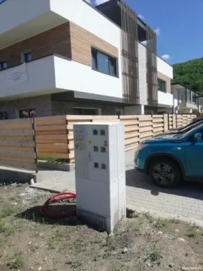 vând casa