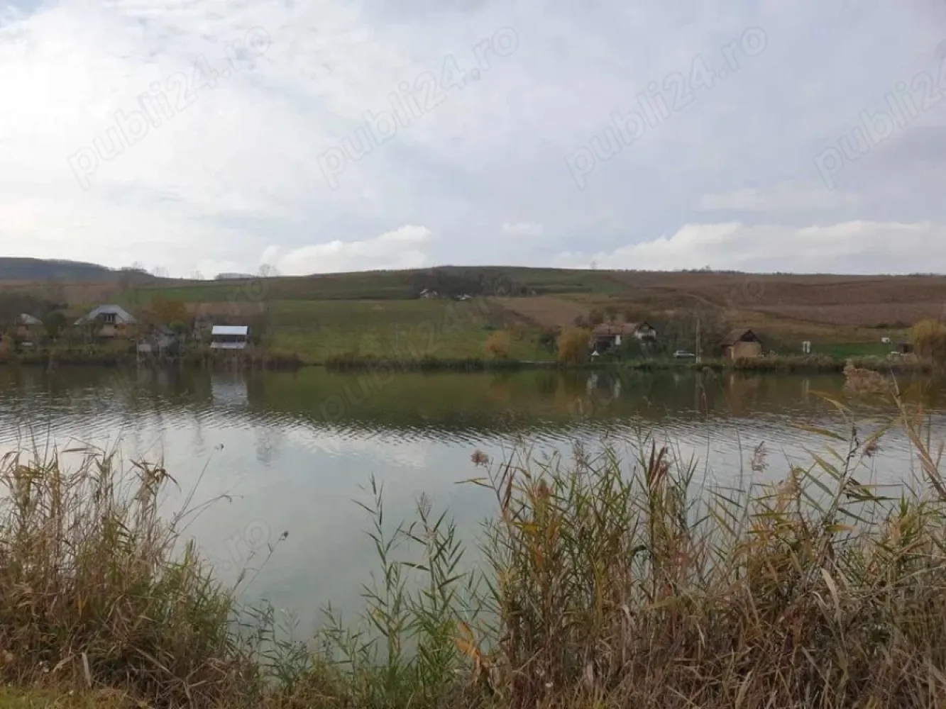 De vanzare teren cu front la LAC - De vanzare teren 12 000 mp + 3000 mp sub luciu de apa , pe lacul Geaca 3,in loc Geaca ,jud.cluj, utilitati la limita terenului ( curent, apa de la retea) tel, , pret 17 eur. tel,