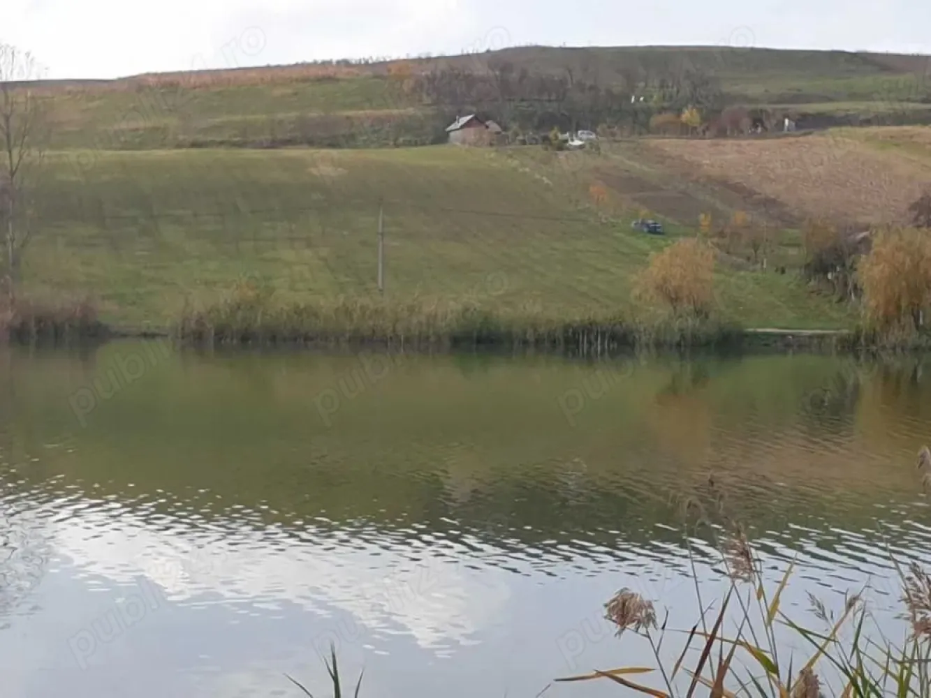De vanzare teren cu front la LAC - De vanzare teren 12 000 mp + 3000 mp sub luciu de apa , pe lacul Geaca 3,in loc Geaca ,jud.cluj, utilitati la limita terenului ( curent, apa de la retea) tel, , pret 17 eur. tel,
