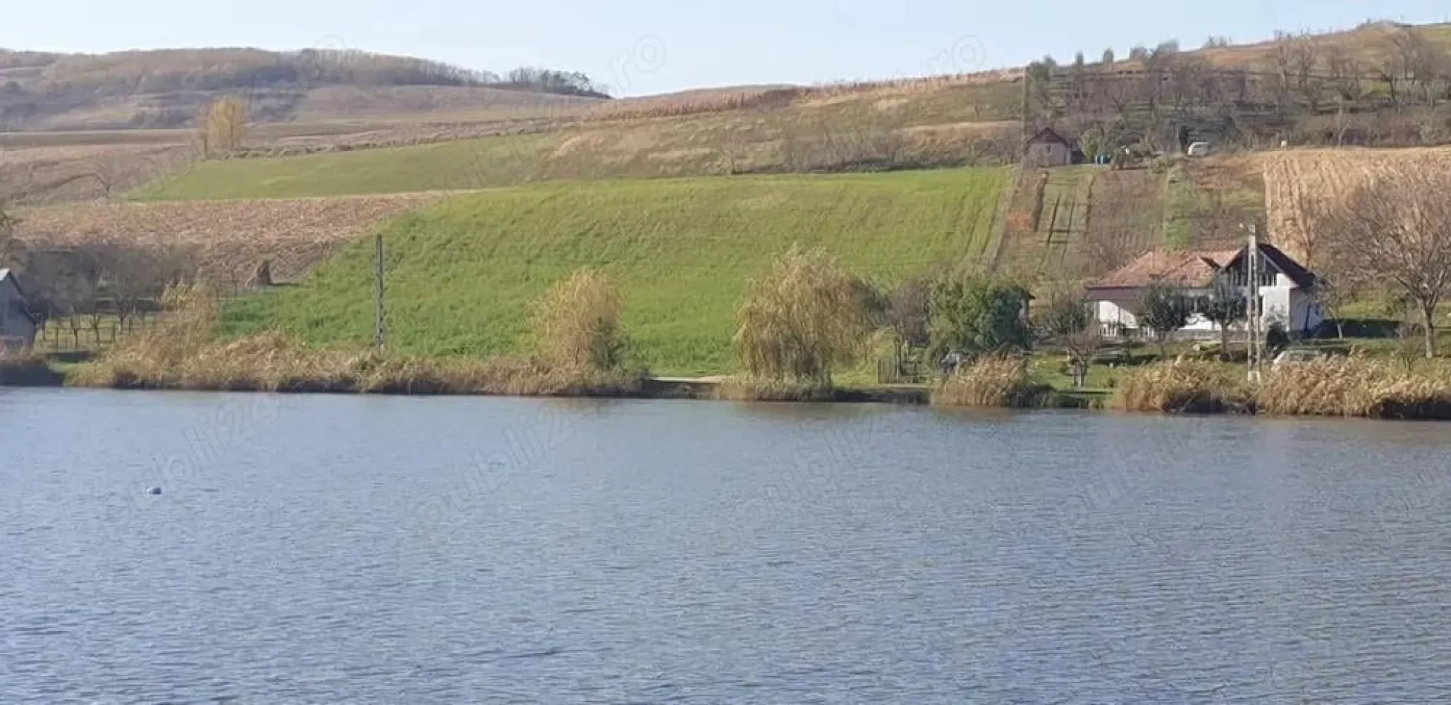 De vanzare teren cu front la LAC - De vanzare teren 12 000 mp + 3000 mp sub luciu de apa , pe lacul Geaca 3,in loc Geaca ,jud.cluj, utilitati la limita terenului ( curent, apa de la retea) tel, , pret 17 eur. tel,