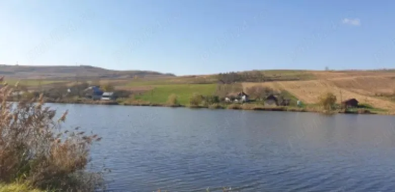 De vanzare teren cu front la LAC