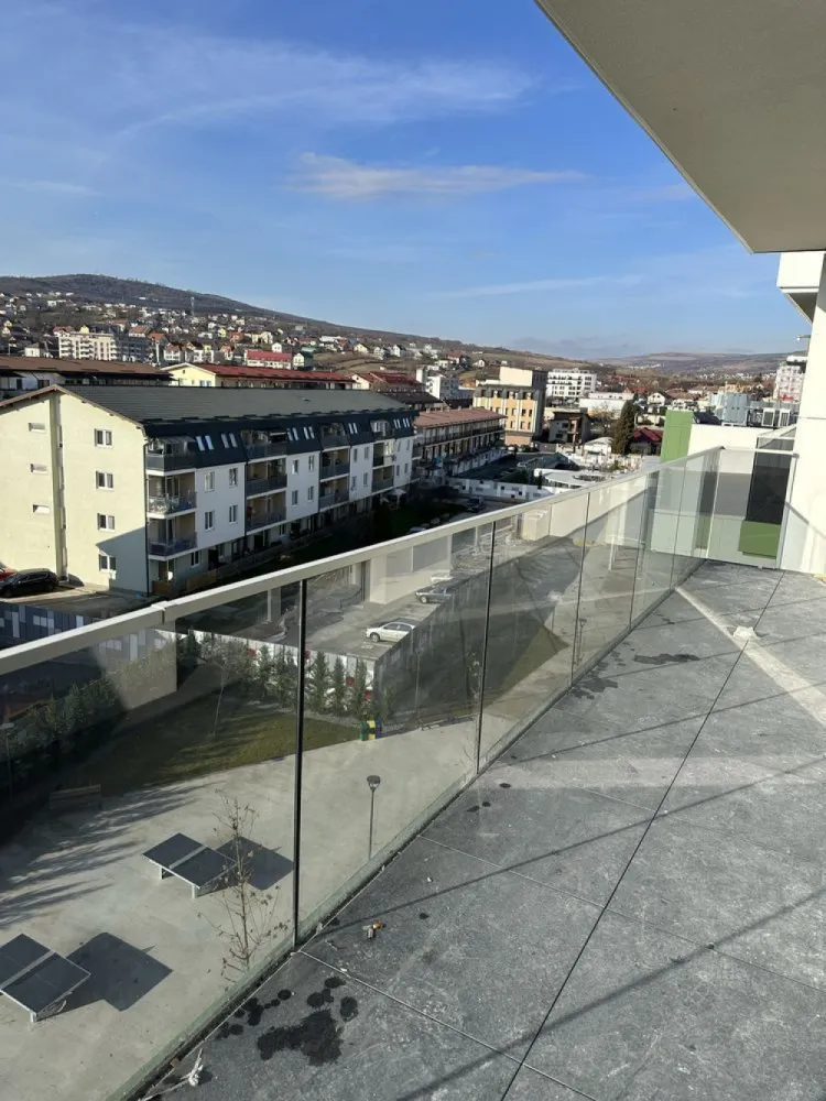 BRASADAS vinde Ap 2 cam 60mp CF terasa garaj Elite City. - Agentia Imobiliara BRASADAS vinde apartament de 2 camere, semifinisat, 60 mp utili + terasă 11 mp, parcare subterana – Elite City Cluj-Napoca. Cu CF, se accepta cash sau credit Pret 189.990 euro TVA inclus Etaj 5/7, cu priveliște panoramica spectaculoasa asupra Clujului, fiind orientat Vestic si fara cladiri care sa obtureze vederea. ⸻ Detalii tehnice apartament • Suprafață utilă: 58,42 mp • Bucătărie separata cu acces direct pe terasa • Living generos cu priveliste si acces pe balcon • Dormitor matrimonial • Terasă: 11 mp, cu vedere deschisă asupra orașului Se poate finisa la cerere. Se poate preda chiar si mobilat utilat la cheie. ⸻ Parcarea subterană • Disponibilă suplimentar, la prețul de 15990 € + TVA Www.brasadas.com.