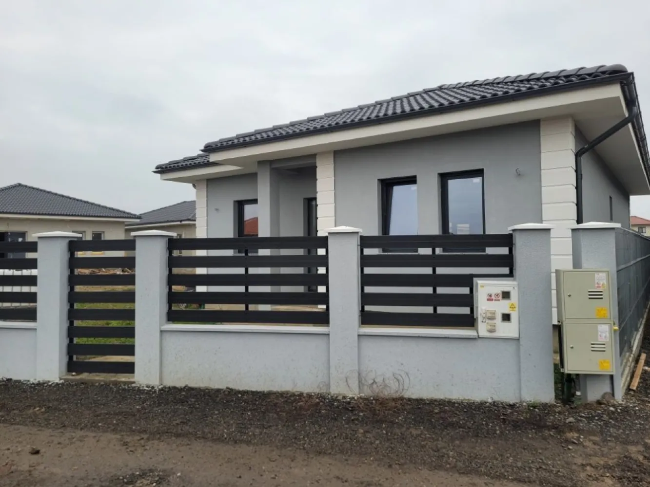 Casă de vânzare,luminoasă,ṣi bine compartimentată- orientare excelentă - Ofer spre vânzare o casă de 90 m2 utili, pe un teren generos de 320 m2, cu compartimentare practică și bine gândită. 3 camere Living cu bucătărie open-space Cămară și dressing 2 băi Terasă de 15 m2 Proprietatea beneficiază de luminozitate naturală pe tot parcursul zilei, oferind o bază excelentă pentru personalizarea spaţiilor după propriul stil. Imobilul este situat in zona str Petre Ispirescu într-o zonă liniștită și bine cotată, aproape de facilități și mijloace de transport Pentru mai multe detalii şi programarea unei vizionări, vă rog să mă contactați.