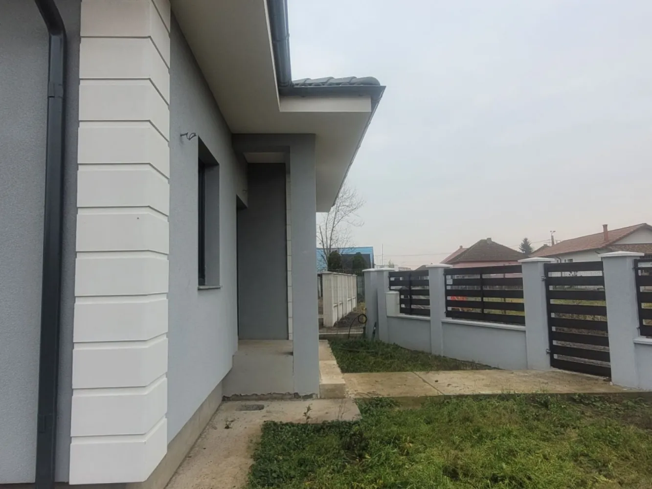 Casă de vânzare,luminoasă,ṣi bine compartimentată- orientare excelentă - Ofer spre vânzare o casă de 90 m2 utili, pe un teren generos de 320 m2, cu compartimentare practică și bine gândită. 3 camere Living cu bucătărie open-space Cămară și dressing 2 băi Terasă de 15 m2 Proprietatea beneficiază de luminozitate naturală pe tot parcursul zilei, oferind o bază excelentă pentru personalizarea spaţiilor după propriul stil. Imobilul este situat in zona str Petre Ispirescu într-o zonă liniștită și bine cotată, aproape de facilități și mijloace de transport Pentru mai multe detalii şi programarea unei vizionări, vă rog să mă contactați.