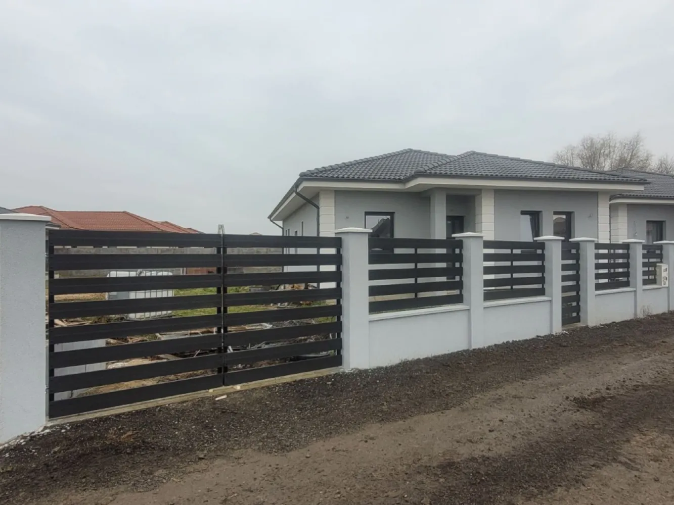 Casă de vânzare,luminoasă,ṣi bine compartimentată- orientare excelentă - Ofer spre vânzare o casă de 90 m2 utili, pe un teren generos de 320 m2, cu compartimentare practică și bine gândită. 3 camere Living cu bucătărie open-space Cămară și dressing 2 băi Terasă de 15 m2 Proprietatea beneficiază de luminozitate naturală pe tot parcursul zilei, oferind o bază excelentă pentru personalizarea spaţiilor după propriul stil. Imobilul este situat in zona str Petre Ispirescu într-o zonă liniștită și bine cotată, aproape de facilități și mijloace de transport Pentru mai multe detalii şi programarea unei vizionări, vă rog să mă contactați.