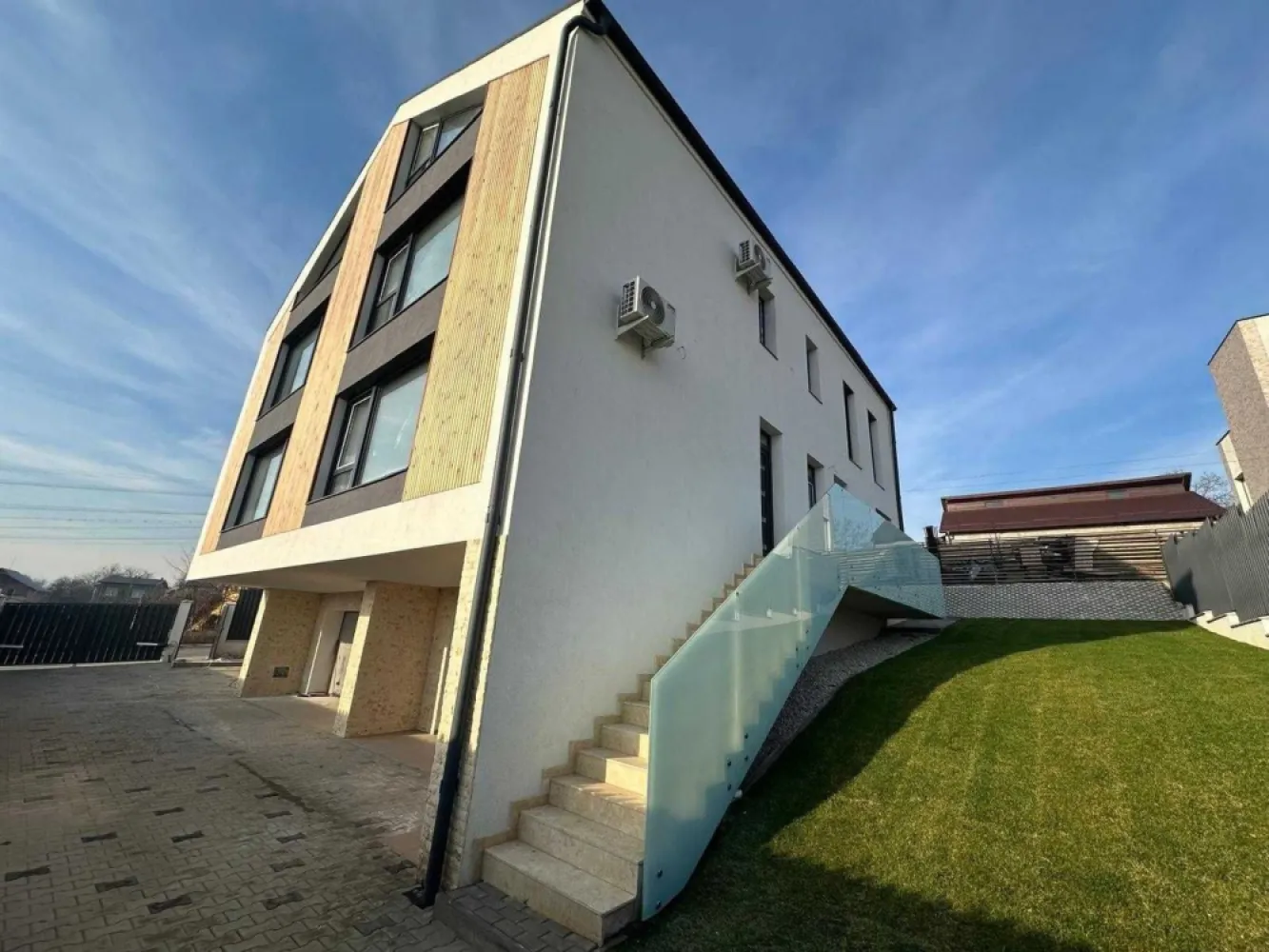 2 Apartamente in vila, zona panoramica, Dambu Rotund, 299900 euro - Va oferim spre vanzare 2 apartamente spatioase, moderne, direct de la dezvoltator, situate intr-o zona de case cu priveliste panoramica, la 3 minute de gara, in Dambu Rotund. Proprietatea este amplasata intr-o zona accesibila, extrem de avantajoasa, aproape de orice punct de interes urban. Imobilul este in curs de finalizare, cu receptie in septembrie 2025. Are o suprafata de 244 mp cu regim de inaltime D+P+E+mansarda compus din: demisol cu garaj si spatiu tehnic; parter spatios cu hol de acces, living cu bucatarie si zona de dining, baie si un birou; etajul 1 cu 2 dormitoare cu baie proprie si dressing; mansarda este un spatiu deschis care poate avea diferite destinatii, cu priveliste panoramica deasupra orasului. Zona verde are o suprafata de 131 mp. Se vinde semifinisat, centrala termica cu incalzire in pardoseala, aparate de aer conditionat si curtea amenajata. Pret: 299.900 euro + TVA/unitate.