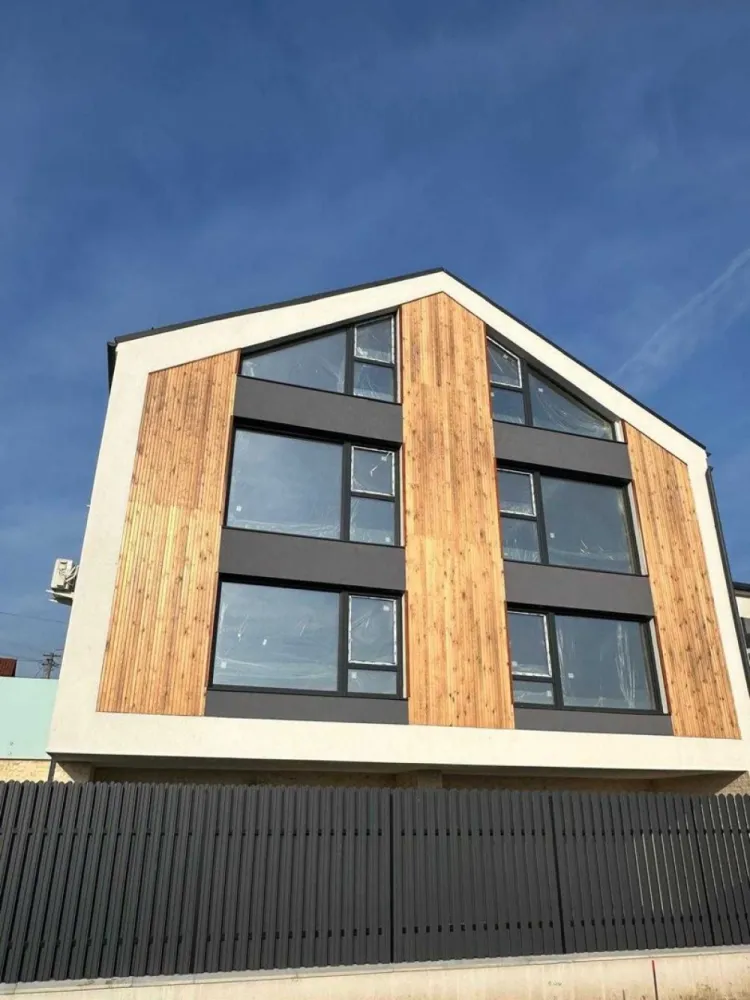 2 Apartamente in vila, zona panoramica, Dambu Rotund, 299900 euro - Va oferim spre vanzare 2 apartamente spatioase, moderne, direct de la dezvoltator, situate intr-o zona de case cu priveliste panoramica, la 3 minute de gara, in Dambu Rotund. Proprietatea este amplasata intr-o zona accesibila, extrem de avantajoasa, aproape de orice punct de interes urban. Imobilul este in curs de finalizare, cu receptie in septembrie 2025. Are o suprafata de 244 mp cu regim de inaltime D+P+E+mansarda compus din: demisol cu garaj si spatiu tehnic; parter spatios cu hol de acces, living cu bucatarie si zona de dining, baie si un birou; etajul 1 cu 2 dormitoare cu baie proprie si dressing; mansarda este un spatiu deschis care poate avea diferite destinatii, cu priveliste panoramica deasupra orasului. Zona verde are o suprafata de 131 mp. Se vinde semifinisat, centrala termica cu incalzire in pardoseala, aparate de aer conditionat si curtea amenajata. Pret: 299.900 euro + TVA/unitate.