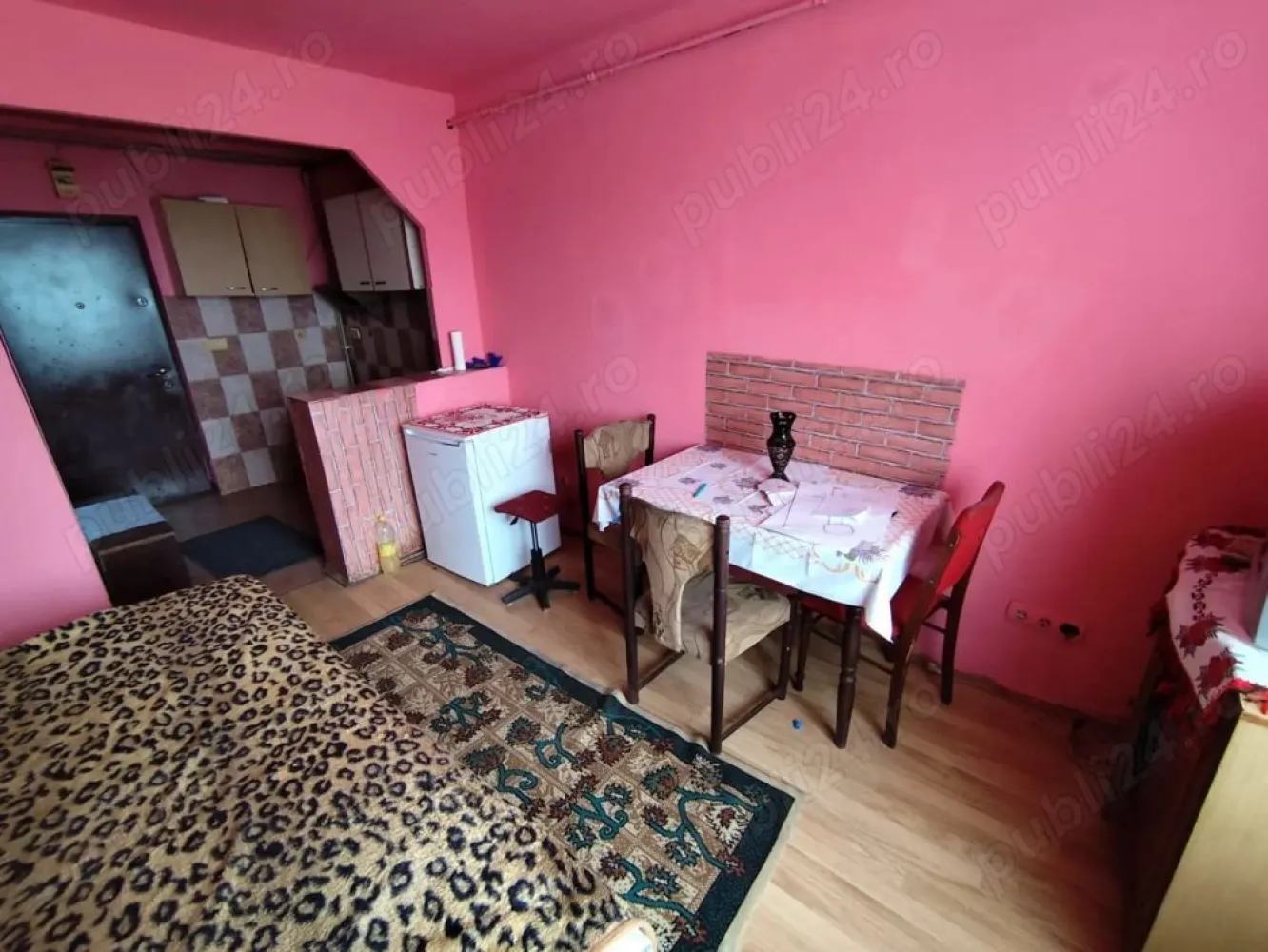 BRASADAS vinde garsoniera 21mp etaj 3/4 in Micro 15. - Agentia Imobiliara BRASADAS vinde garsoniera mobilata si utilata in Micro 15 la etajul 3/4 cu suprafata utila de 21mp. Geam termopan, ușa de fier, mobilat, utilat, incălzire pe gaz. Se accepta schimb cu apartament cu 2 sau 3 camere in zona buna. Www.brasadas.com.